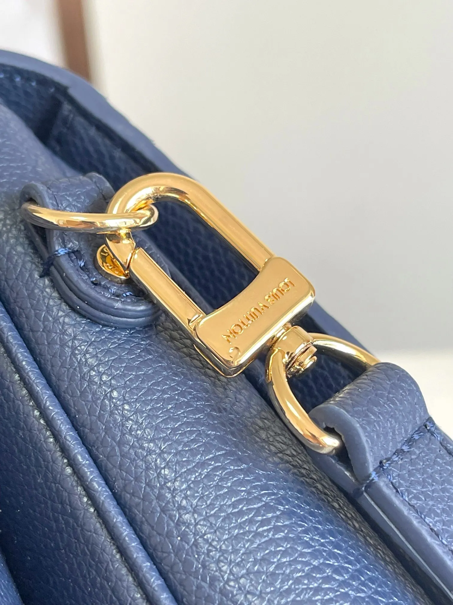 P1300 [Top original item, unique home photo, dynamic chip] [Metis messenger bag] M47142 blue M40780M46552M41487 M44071 M12711 M44881 The latest version of the top-notch version on the market is shipped. The three-dimensional shape and exquisite internal design allow this handbag to hold all daily essentials, while the Monogram Empreinte leather adds a sense of elegance to it. Compact size with multiple practical pockets and compartments. Special S-shaped steel lock with original vacuum nano-plating technology. Feel free to feel the quality as shown in the picture. Access the counter at will. Size: 25 x 19 x 9cm.