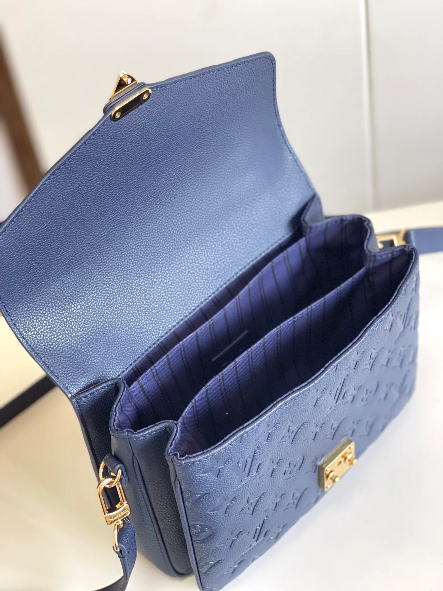 P1300 [Top original item, unique home photo, dynamic chip] [Metis messenger bag] M47142 blue M40780M46552M41487 M44071 M12711 M44881 The latest version of the top-notch version on the market is shipped. The three-dimensional shape and exquisite internal design allow this handbag to hold all daily essentials, while the Monogram Empreinte leather adds a sense of elegance to it. Compact size with multiple practical pockets and compartments. Special S-shaped steel lock with original vacuum nano-plating technology. Feel free to feel the quality as shown in the picture. Access the counter at will. Size: 25 x 19 x 9cm.