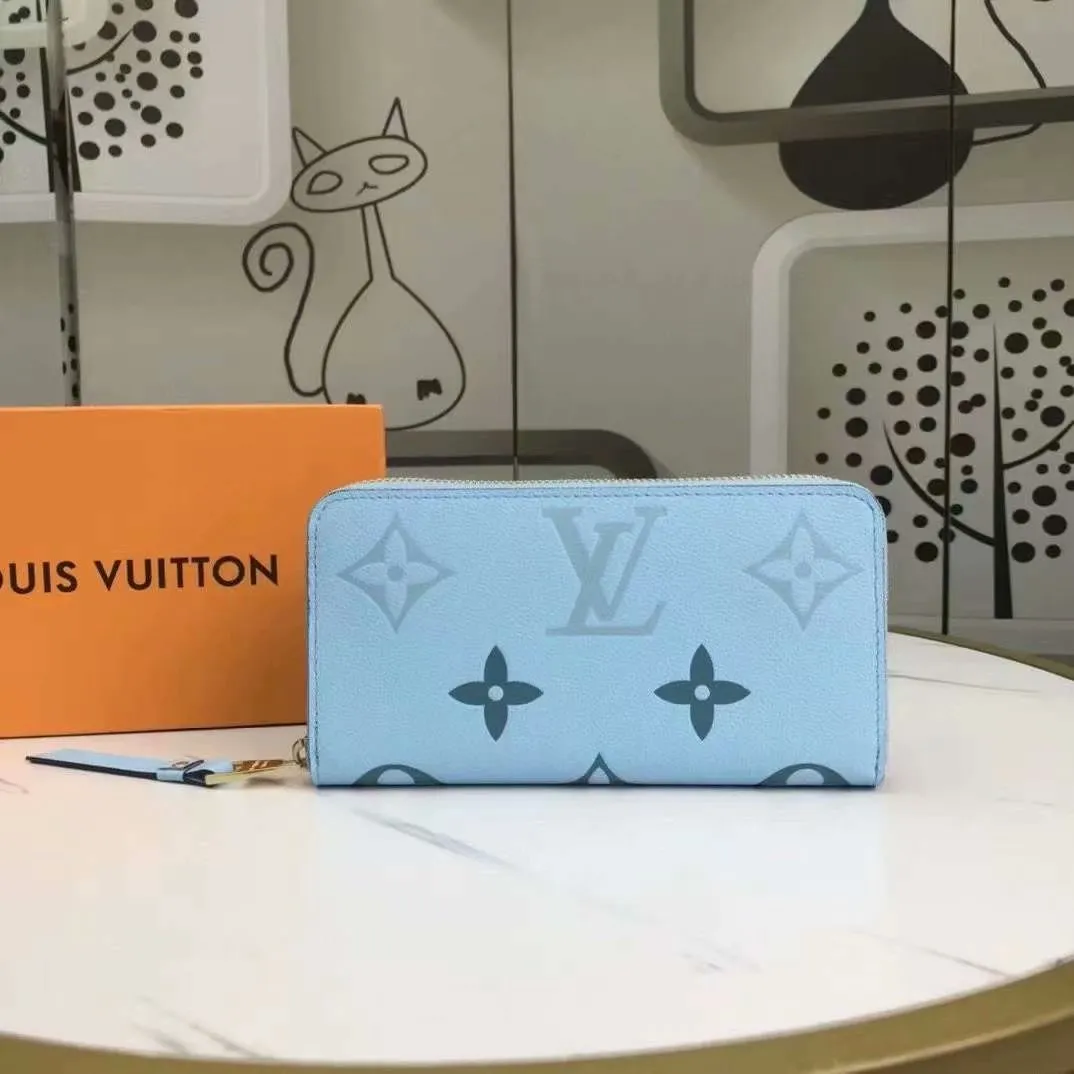 P140, 80402 Actual photo By The Pool series zipper wallet is made of Monogram Empreinte leather, reinterpreting Louis Vuitton's classic zipper wallet, embellished with a low-key gradient Monogram embossed pattern. The 2021 summer collection includes accessories, leather goods and fashion. This special edition wallet is loved for its stylish, practical and all-in-one design. 19.5 x 10.5 x 2.5 cm