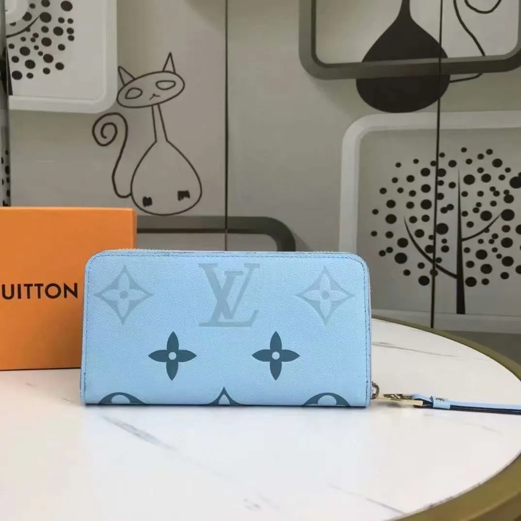 P140, 80402 Actual photo By The Pool series zipper wallet is made of Monogram Empreinte leather, reinterpreting Louis Vuitton's classic zipper wallet, embellished with a low-key gradient Monogram embossed pattern. The 2021 summer collection includes accessories, leather goods and fashion. This special edition wallet is loved for its stylish, practical and all-in-one design. 19.5 x 10.5 x 2.5 cm