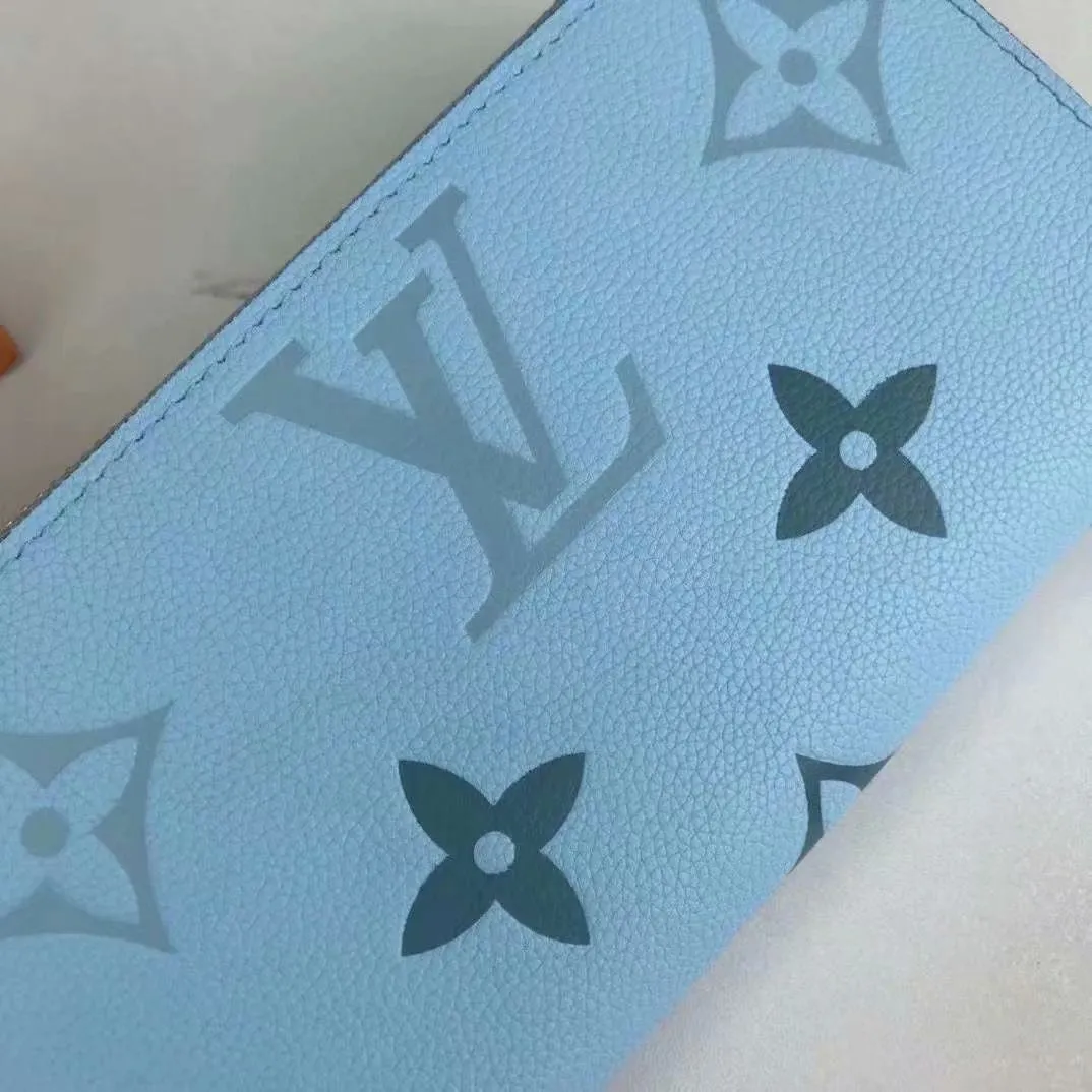 P140, 80402 Actual photo By The Pool series zipper wallet is made of Monogram Empreinte leather, reinterpreting Louis Vuitton's classic zipper wallet, embellished with a low-key gradient Monogram embossed pattern. The 2021 summer collection includes accessories, leather goods and fashion. This special edition wallet is loved for its stylish, practical and all-in-one design. 19.5 x 10.5 x 2.5 cm
