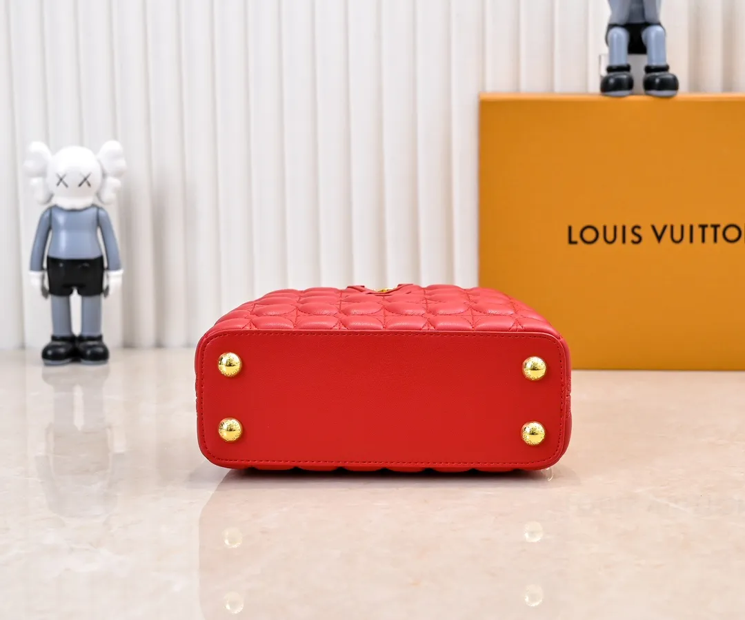 Upgraded version P420 M23998 Red This Monogram embroidered flower emerges from the elegant quilting, bringing the style of Louis Vuitton store decoration to the Capucines mini handbag. Soft sheepskin creates a stable structure and trim, and the detachable shoulder strap allows for comfortable shoulder or cross-body wear. Dimensions: 22 x 12 x 8 cm