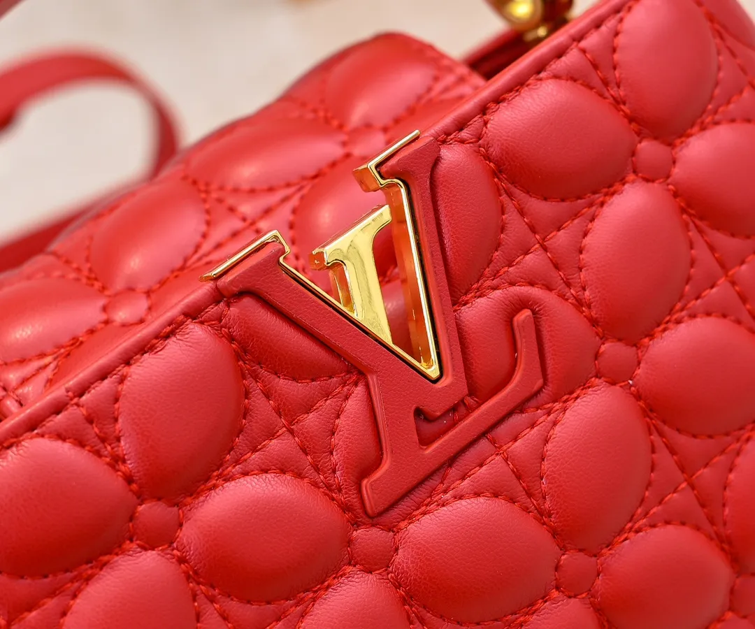 Upgraded version P420 M23998 Red This Monogram embroidered flower emerges from the elegant quilting, bringing the style of Louis Vuitton store decoration to the Capucines mini handbag. Soft sheepskin creates a stable structure and trim, and the detachable shoulder strap allows for comfortable shoulder or cross-body wear. Dimensions: 22 x 12 x 8 cm