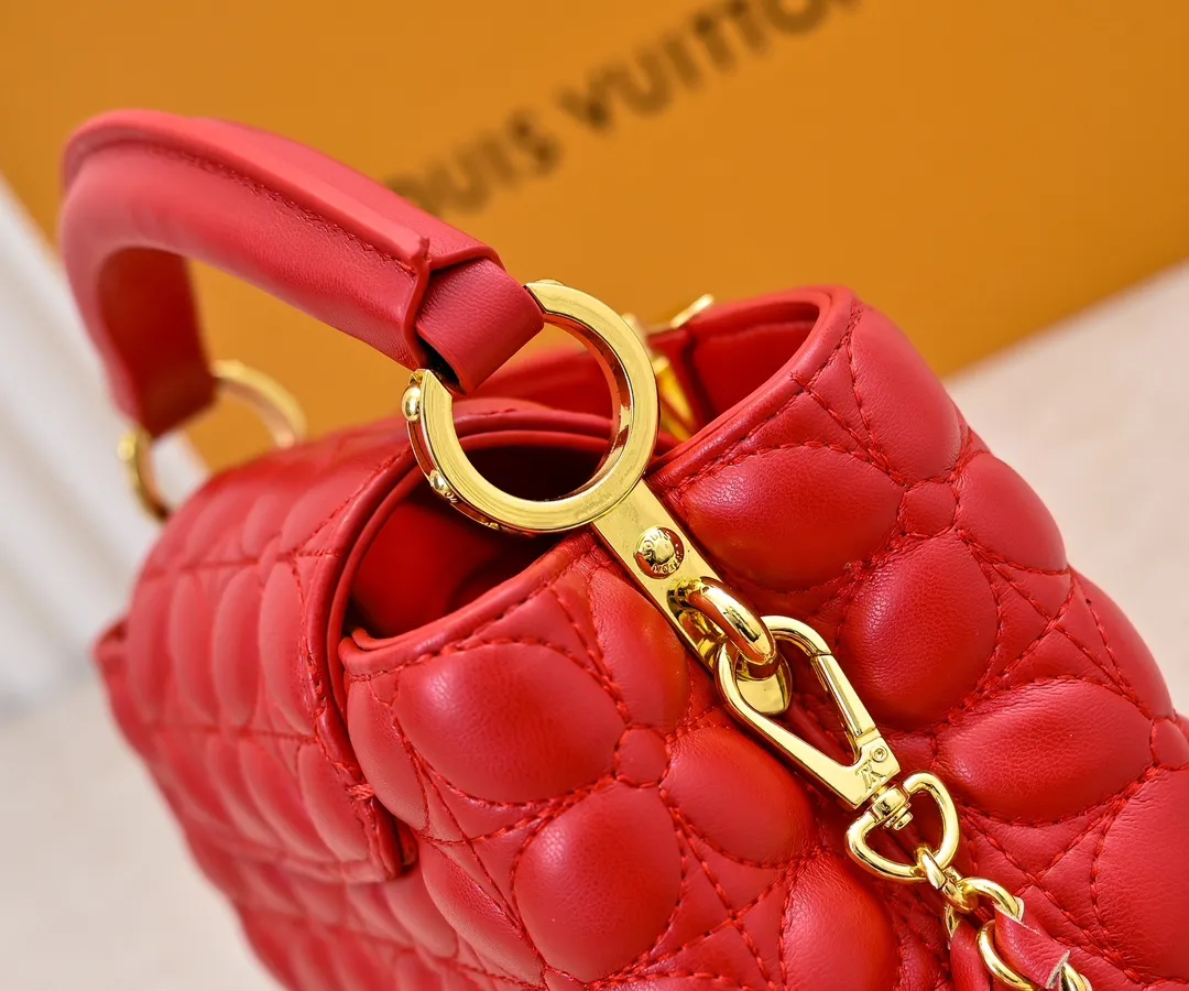 Upgraded version P420 M23998 Red This Monogram embroidered flower emerges from the elegant quilting, bringing the style of Louis Vuitton store decoration to the Capucines mini handbag. Soft sheepskin creates a stable structure and trim, and the detachable shoulder strap allows for comfortable shoulder or cross-body wear. Dimensions: 22 x 12 x 8 cm