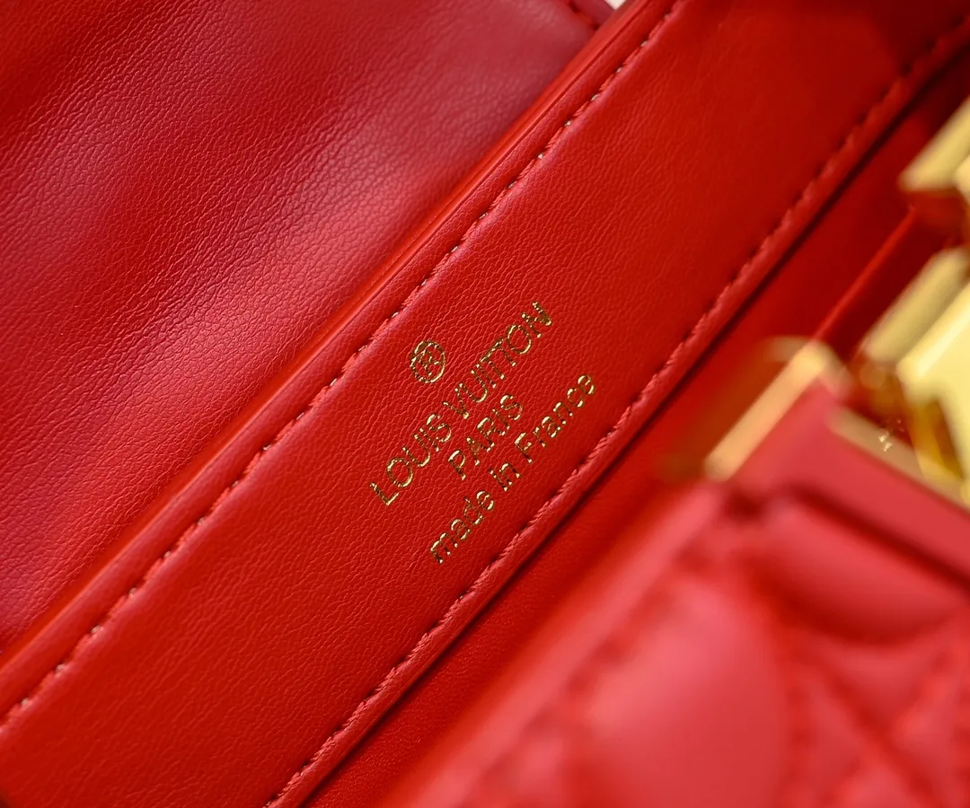 Upgraded version P420 M23998 Red This Monogram embroidered flower emerges from the elegant quilting, bringing the style of Louis Vuitton store decoration to the Capucines mini handbag. Soft sheepskin creates a stable structure and trim, and the detachable shoulder strap allows for comfortable shoulder or cross-body wear. Dimensions: 22 x 12 x 8 cm