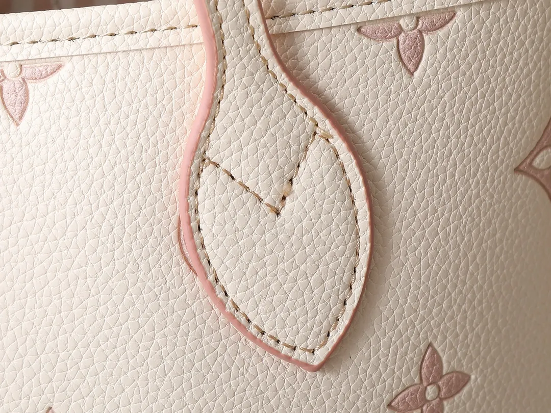 💰240💰Upgraded from the original M14285 M40995. This Neverfull MM medium handbag reinterprets the classic Monogram Empreinte leather with the same color aesthetic. The Neverfull is a roomy bag with side laces that can tighten up for a sleek allure or relax for a casual look. Inside there is a removable bag that is secured to the bag with a leather cord. Size: 32-29-17cm
