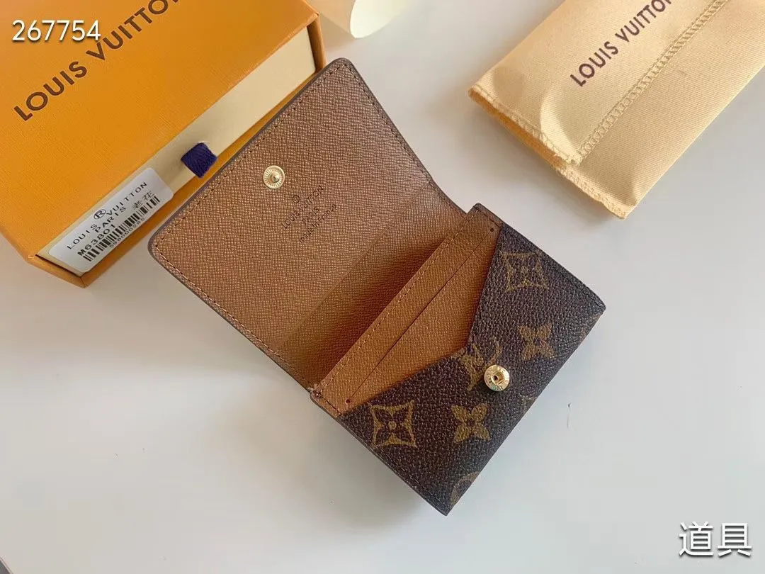 P80 💎LV ENVELOPPE CARTE DE VISITE Card Holder Wallet Made of classic Monogram coated canvas, this Enveloppe Carte de Visite card holder allows you to carry business cards or credit cards with you delicately. It can be easily stored in almost any pocket and uses snap buttons to open and close. Style number: M63801. Model: 10.5x 8x1. Coding: nn71/145125/57