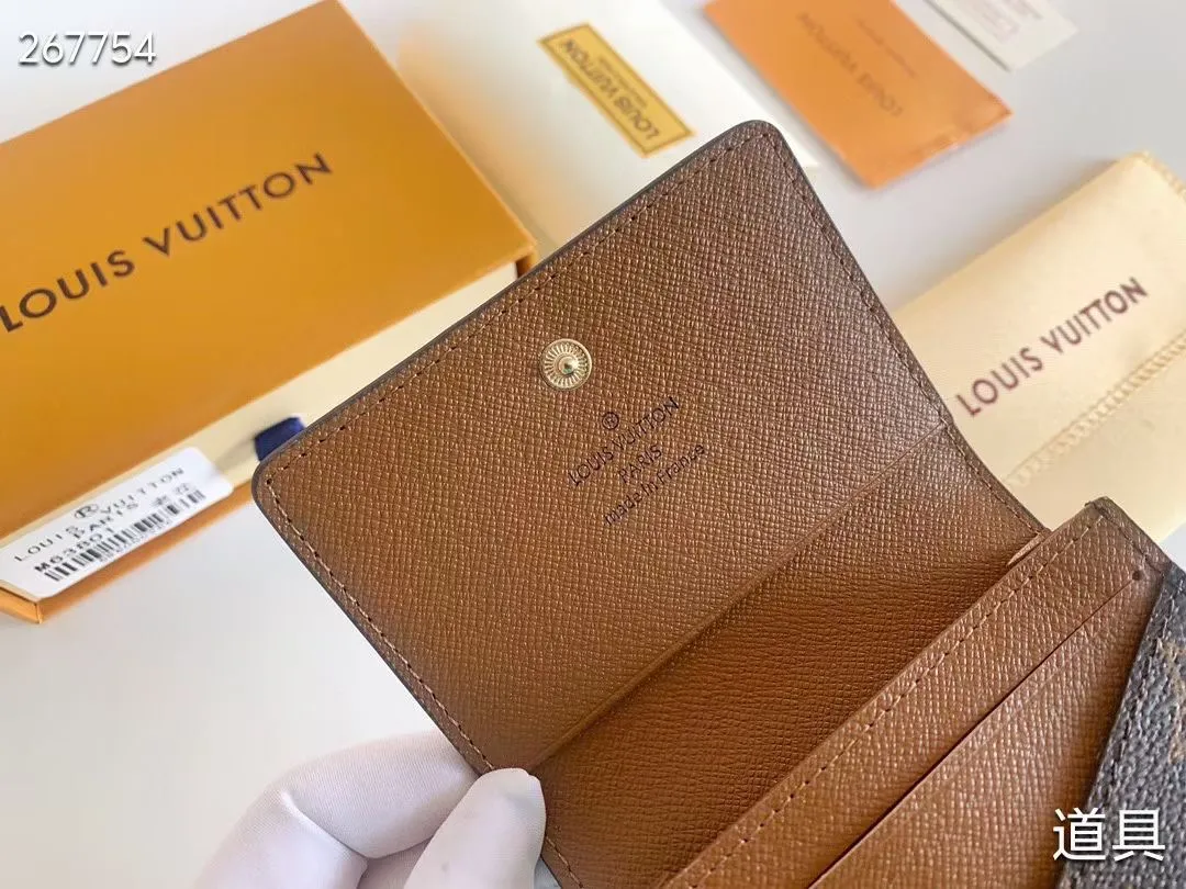 P80 💎LV ENVELOPPE CARTE DE VISITE Card Holder Wallet Made of classic Monogram coated canvas, this Enveloppe Carte de Visite card holder allows you to carry business cards or credit cards with you delicately. It can be easily stored in almost any pocket and uses snap buttons to open and close. Style number: M63801. Model: 10.5x 8x1. Coding: nn71/145125/57