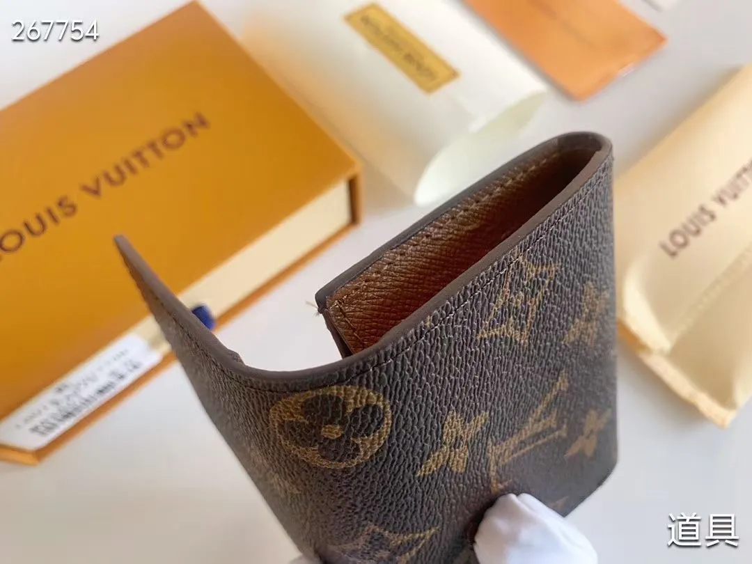 P80 💎LV ENVELOPPE CARTE DE VISITE Card Holder Wallet Made of classic Monogram coated canvas, this Enveloppe Carte de Visite card holder allows you to carry business cards or credit cards with you delicately. It can be easily stored in almost any pocket and uses snap buttons to open and close. Style number: M63801. Model: 10.5x 8x1. Coding: nn71/145125/57