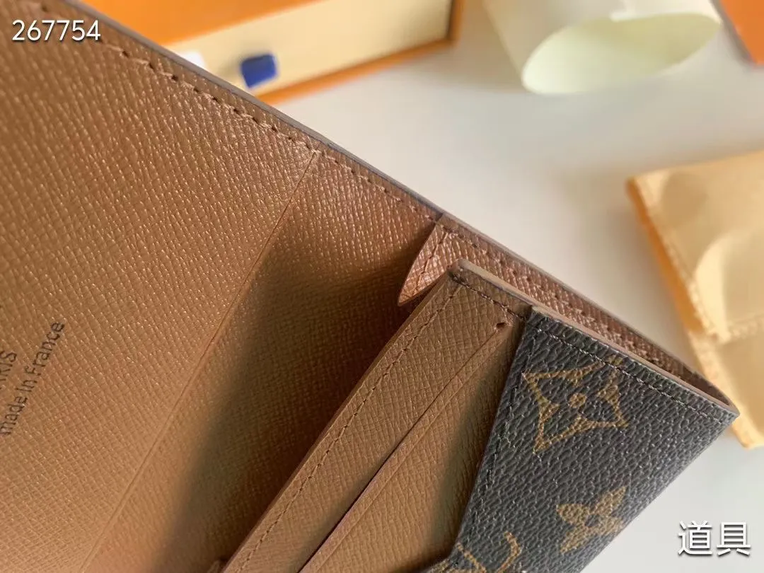 P80 💎LV ENVELOPPE CARTE DE VISITE Card Holder Wallet Made of classic Monogram coated canvas, this Enveloppe Carte de Visite card holder allows you to carry business cards or credit cards with you delicately. It can be easily stored in almost any pocket and uses snap buttons to open and close. Style number: M63801. Model: 10.5x 8x1. Coding: nn71/145125/57