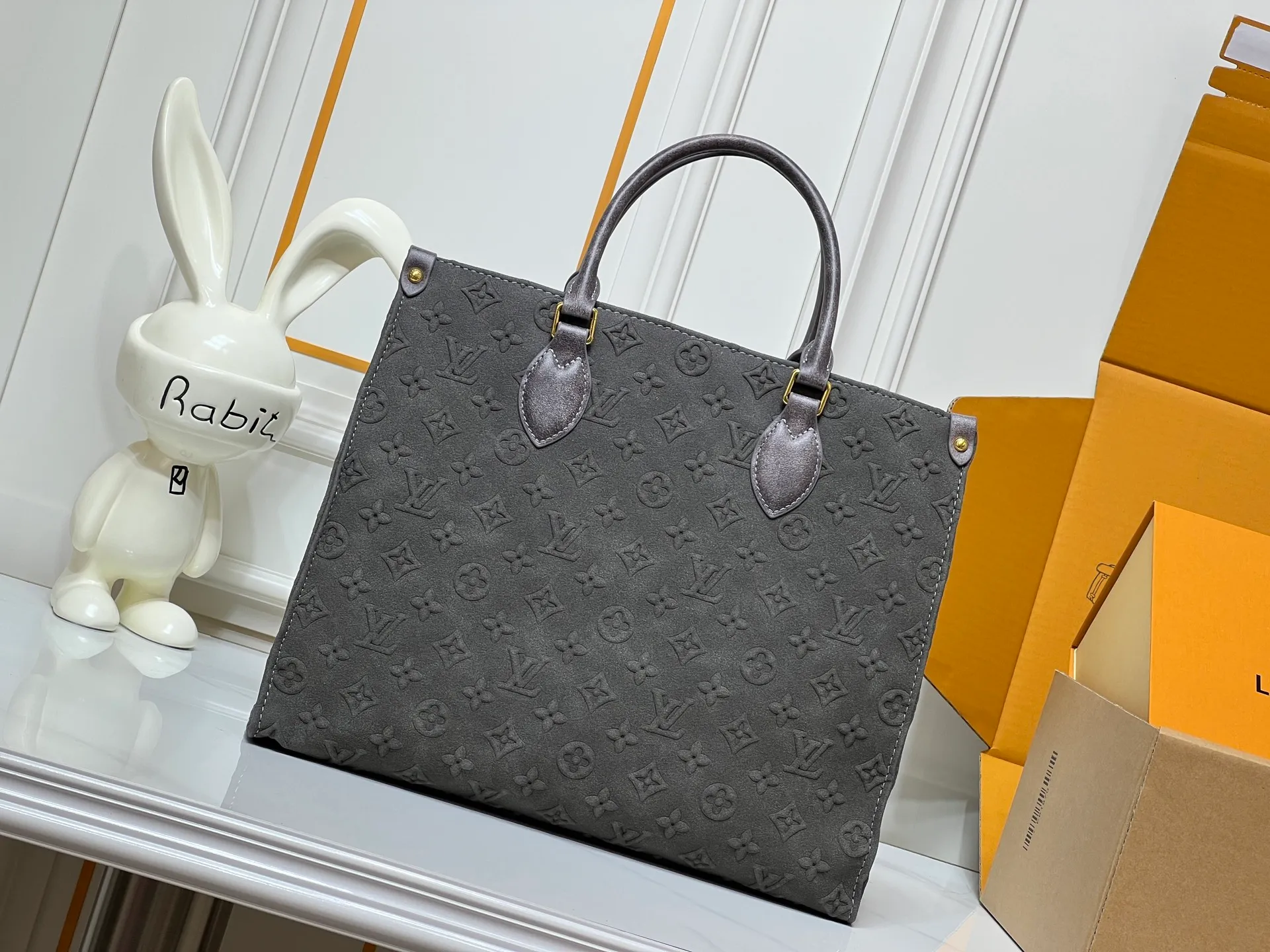 Batch 320💰Upgraded original M45039 This black matte jacquard OnTheGo medium handbag is made of Monogram and Monogram Reverse canvas, with the Monogram Giant pattern embellished on it. The Toron handle and the jacquard textured shoulder strap decorated with the brand's logo create a visual contrast, and the detachable coin bag is suitable for storing change or small items. It combines fashionable charm with various functions, making it a good daily companion. 32.0 x 27.0 x 14 cm (length x height x width)