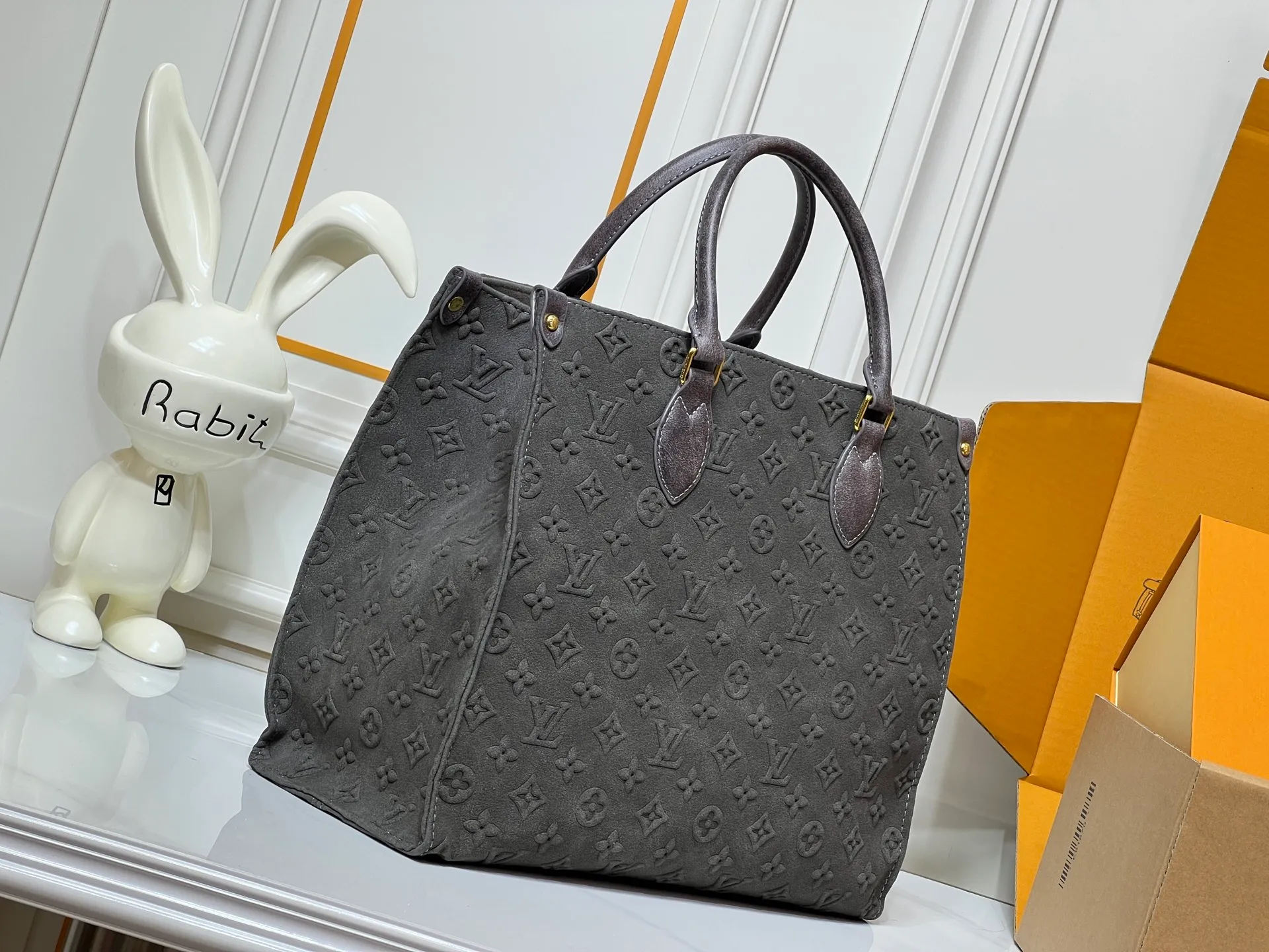 Batch 320💰Upgraded original M45039 This black matte jacquard OnTheGo medium handbag is made of Monogram and Monogram Reverse canvas, with the Monogram Giant pattern embellished on it. The Toron handle and the jacquard textured shoulder strap decorated with the brand's logo create a visual contrast, and the detachable coin bag is suitable for storing change or small items. It combines fashionable charm with various functions, making it a good daily companion. 32.0 x 27.0 x 14 cm (length x height x width)