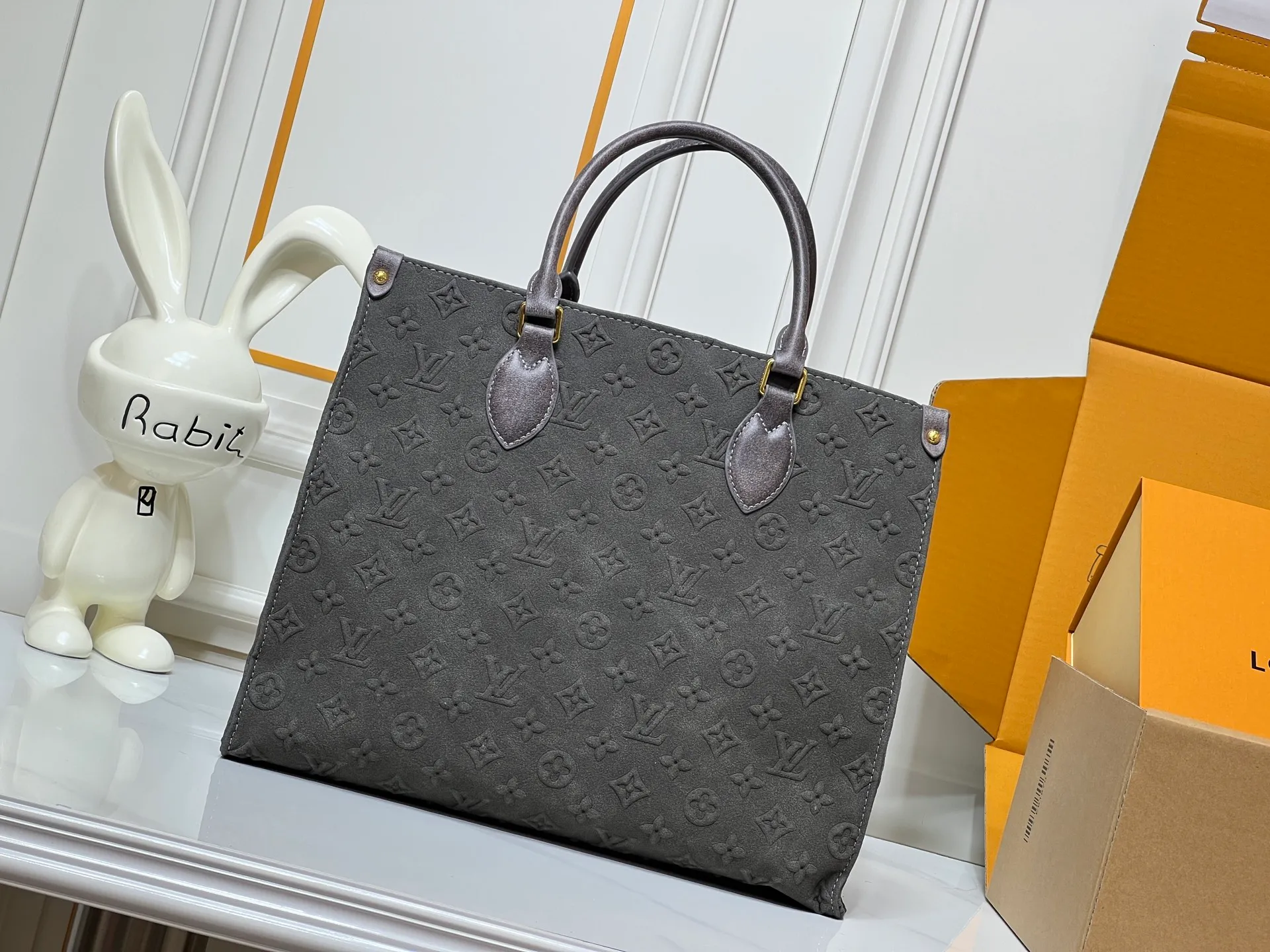 Batch 320💰Upgraded original M45039 This black matte jacquard OnTheGo medium handbag is made of Monogram and Monogram Reverse canvas, with the Monogram Giant pattern embellished on it. The Toron handle and the jacquard textured shoulder strap decorated with the brand's logo create a visual contrast, and the detachable coin bag is suitable for storing change or small items. It combines fashionable charm with various functions, making it a good daily companion. 32.0 x 27.0 x 14 cm (length x height x width)
