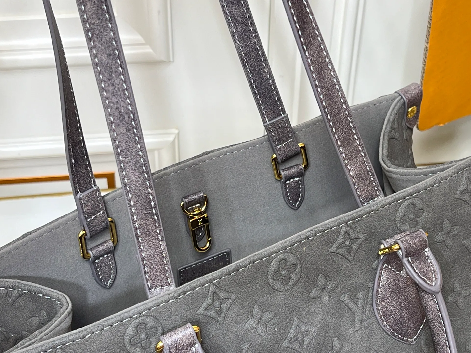 Batch 320💰Upgraded original M45039 This black matte jacquard OnTheGo medium handbag is made of Monogram and Monogram Reverse canvas, with the Monogram Giant pattern embellished on it. The Toron handle and the jacquard textured shoulder strap decorated with the brand's logo create a visual contrast, and the detachable coin bag is suitable for storing change or small items. It combines fashionable charm with various functions, making it a good daily companion. 32.0 x 27.0 x 14 cm (length x height x width)