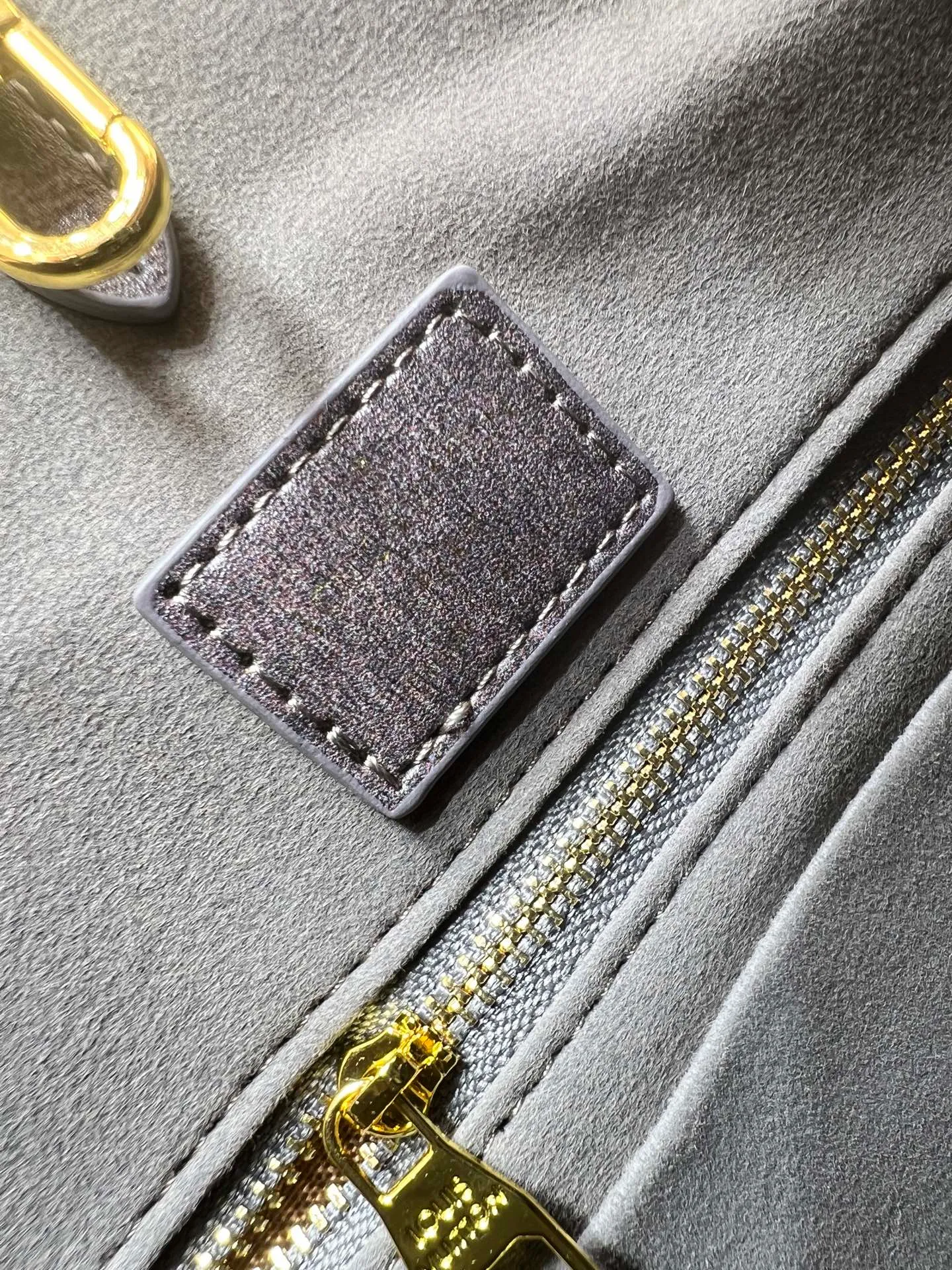 Batch 320💰Upgraded original M45039 This black matte jacquard OnTheGo medium handbag is made of Monogram and Monogram Reverse canvas, with the Monogram Giant pattern embellished on it. The Toron handle and the jacquard textured shoulder strap decorated with the brand's logo create a visual contrast, and the detachable coin bag is suitable for storing change or small items. It combines fashionable charm with various functions, making it a good daily companion. 32.0 x 27.0 x 14 cm (length x height x width)