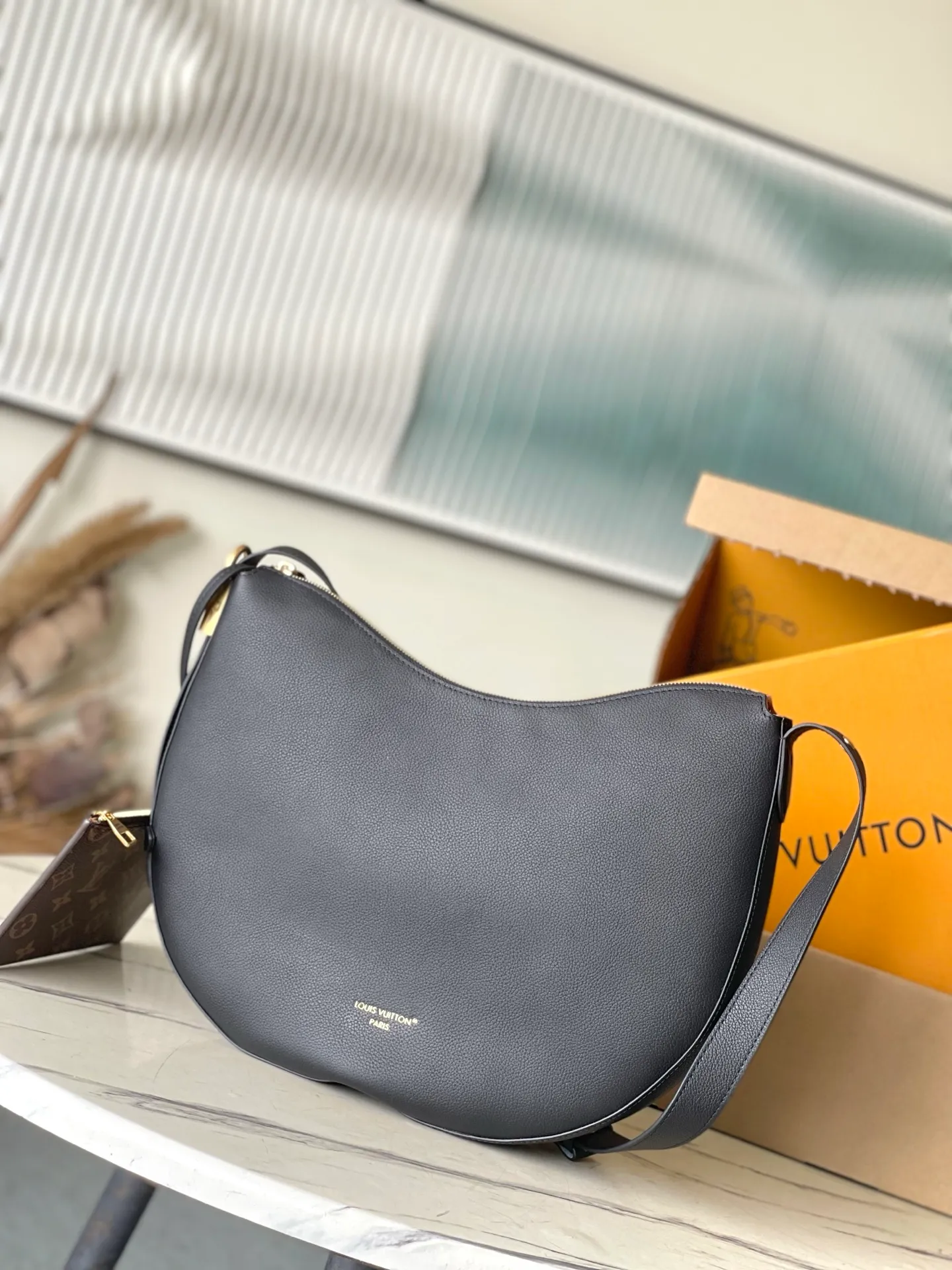 💰1180 (top layer leather) top original order M14471 launches LowKey Cookie medium handbag, highlighting brand heritage and exquisite craftsmanship with elegant design. The soft cow leather will show its unique color over time, and the aged metal padlock and detachable Monogram storage bag are rich details, allowing you to switch to multiple carrying methods at will. Dimensions: 32 × 26 × 5 cm