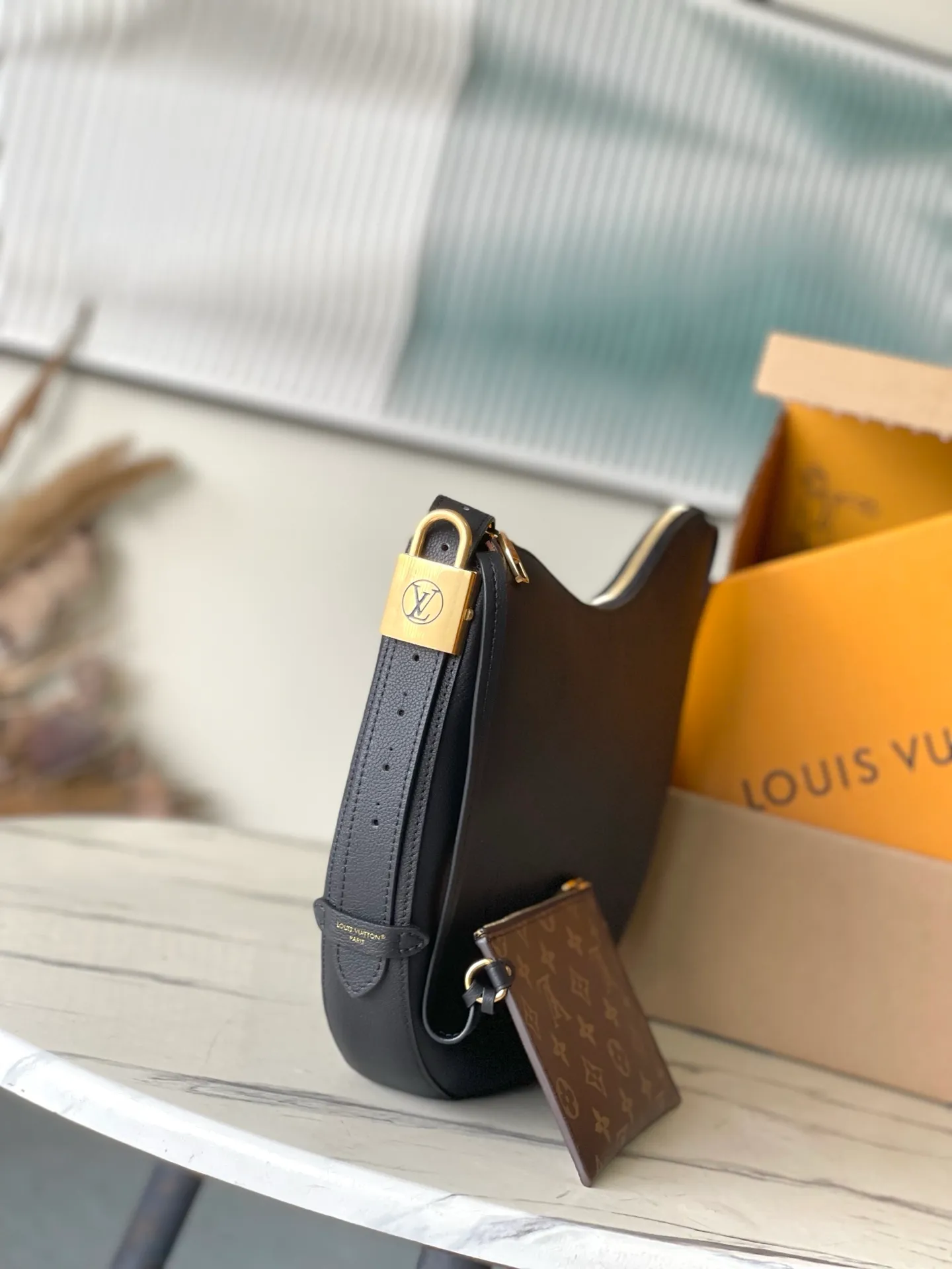 💰1180 (top layer leather) top original order M14471 launches LowKey Cookie medium handbag, highlighting brand heritage and exquisite craftsmanship with elegant design. The soft cow leather will show its unique color over time, and the aged metal padlock and detachable Monogram storage bag are rich details, allowing you to switch to multiple carrying methods at will. Dimensions: 32 × 26 × 5 cm