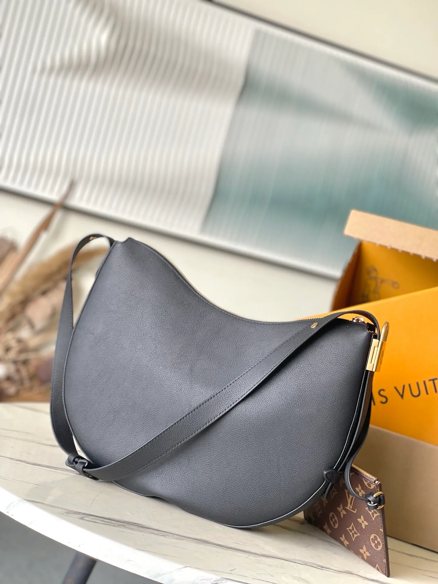 💰1180 (top layer leather) top original order M14471 launches LowKey Cookie medium handbag, highlighting brand heritage and exquisite craftsmanship with elegant design. The soft cow leather will show its unique color over time, and the aged metal padlock and detachable Monogram storage bag are rich details, allowing you to switch to multiple carrying methods at will. Dimensions: 32 × 26 × 5 cm