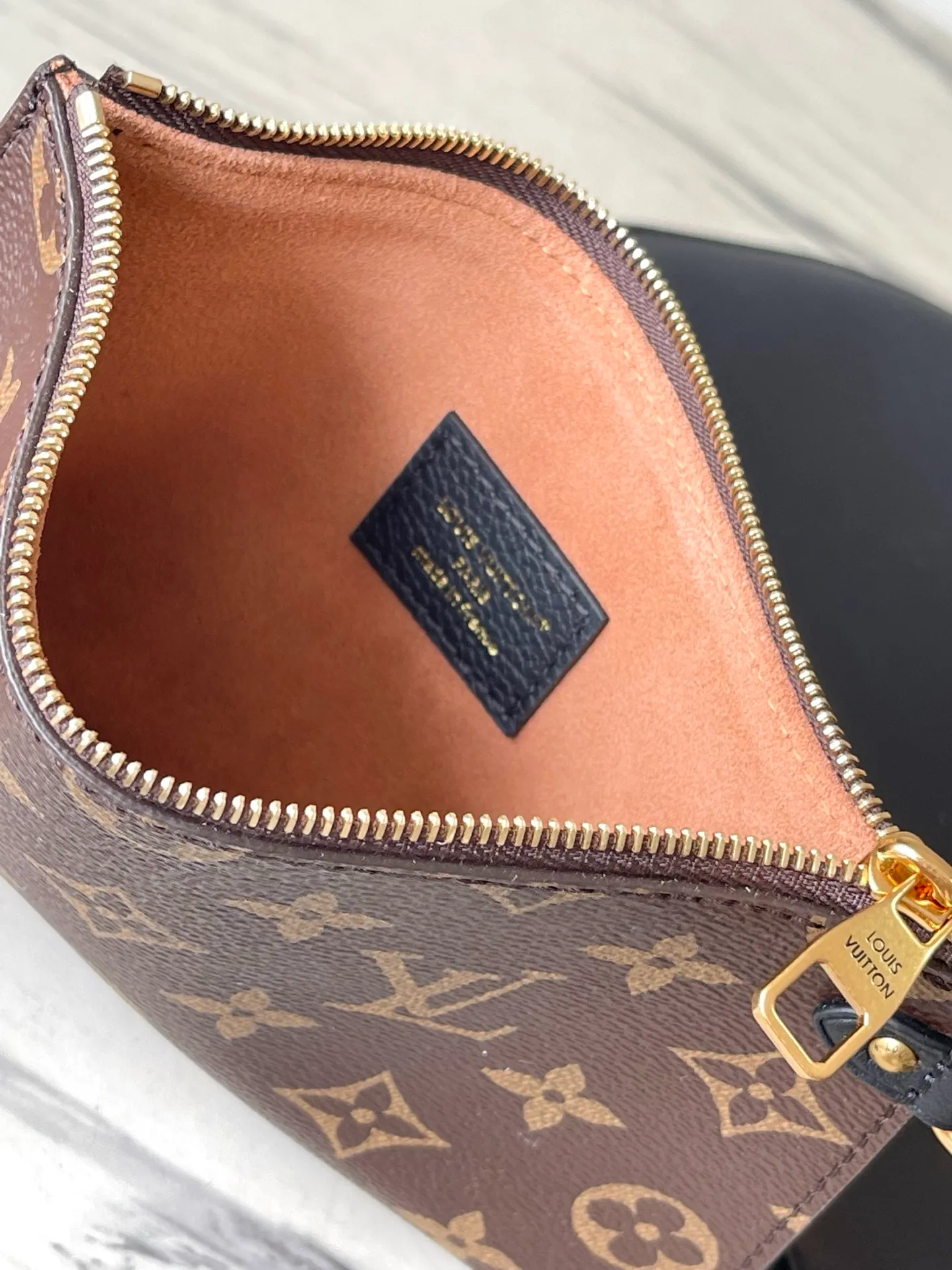 💰1180 (top layer leather) top original order M14471 launches LowKey Cookie medium handbag, highlighting brand heritage and exquisite craftsmanship with elegant design. The soft cow leather will show its unique color over time, and the aged metal padlock and detachable Monogram storage bag are rich details, allowing you to switch to multiple carrying methods at will. Dimensions: 32 × 26 × 5 cm