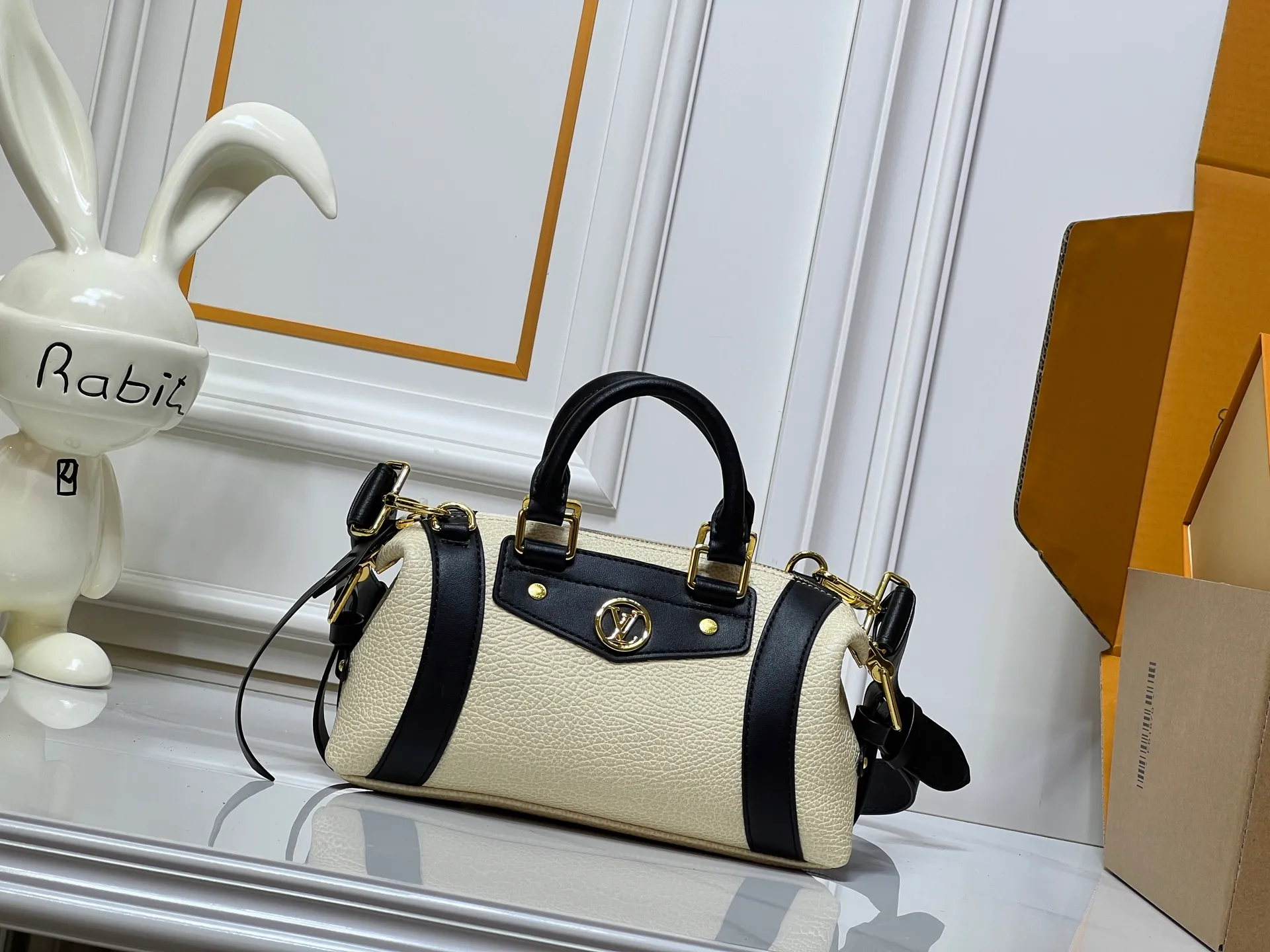 Batch 320💰[Exclusive real shot] Small size M25566 M14623 Full leather motorcycle bag M14702 M14700 NANO LV BIKER handbag This Nano LV Rider handbag is from the 2025 spring and summer series. It is made of pixelated grain sheep leather with smooth cow leather elements, and is decorated with LV Circle logo. The foldable configuration makes it easy to store in a suitcase, and the modern design adds a rock-n-roll edge to any look. Dimensions: 10 x 10 x 23 cm