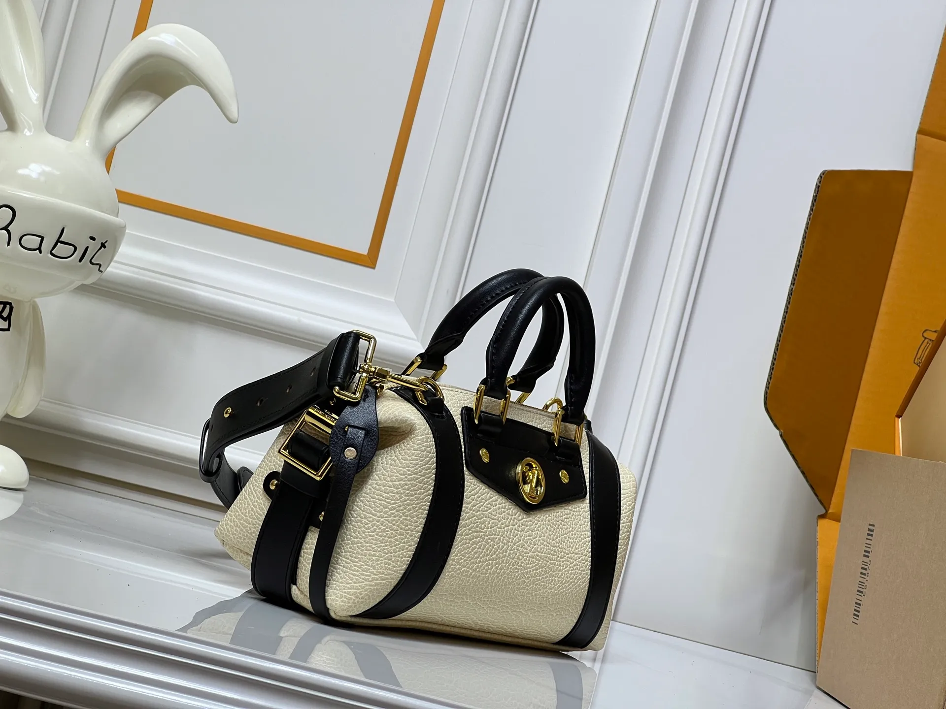 Batch 320💰[Exclusive real shot] Small size M25566 M14623 Full leather motorcycle bag M14702 M14700 NANO LV BIKER handbag This Nano LV Rider handbag is from the 2025 spring and summer series. It is made of pixelated grain sheep leather with smooth cow leather elements, and is decorated with LV Circle logo. The foldable configuration makes it easy to store in a suitcase, and the modern design adds a rock-n-roll edge to any look. Dimensions: 10 x 10 x 23 cm
