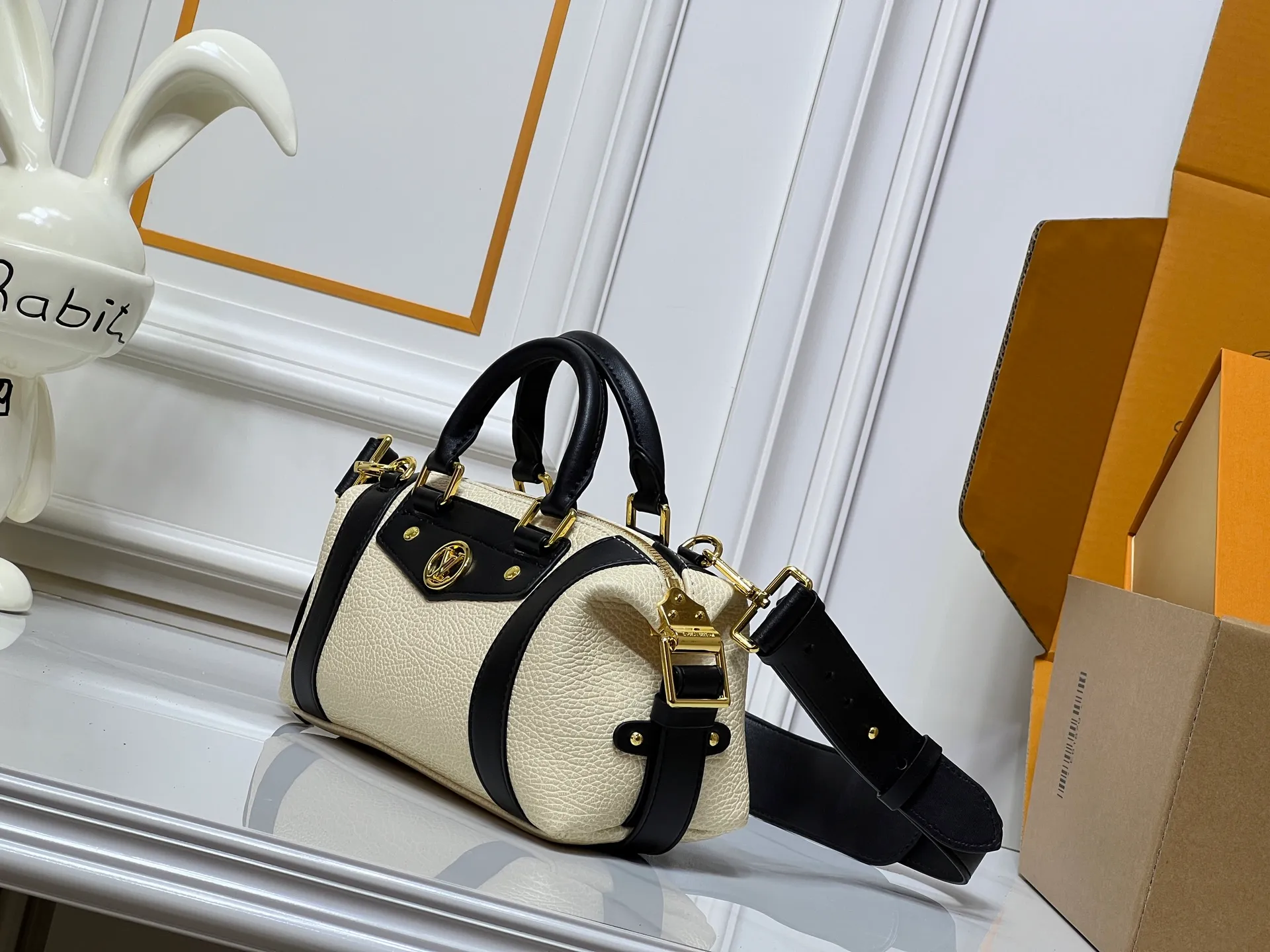 Batch 320💰[Exclusive real shot] Small size M25566 M14623 Full leather motorcycle bag M14702 M14700 NANO LV BIKER handbag This Nano LV Rider handbag is from the 2025 spring and summer series. It is made of pixelated grain sheep leather with smooth cow leather elements, and is decorated with LV Circle logo. The foldable configuration makes it easy to store in a suitcase, and the modern design adds a rock-n-roll edge to any look. Dimensions: 10 x 10 x 23 cm