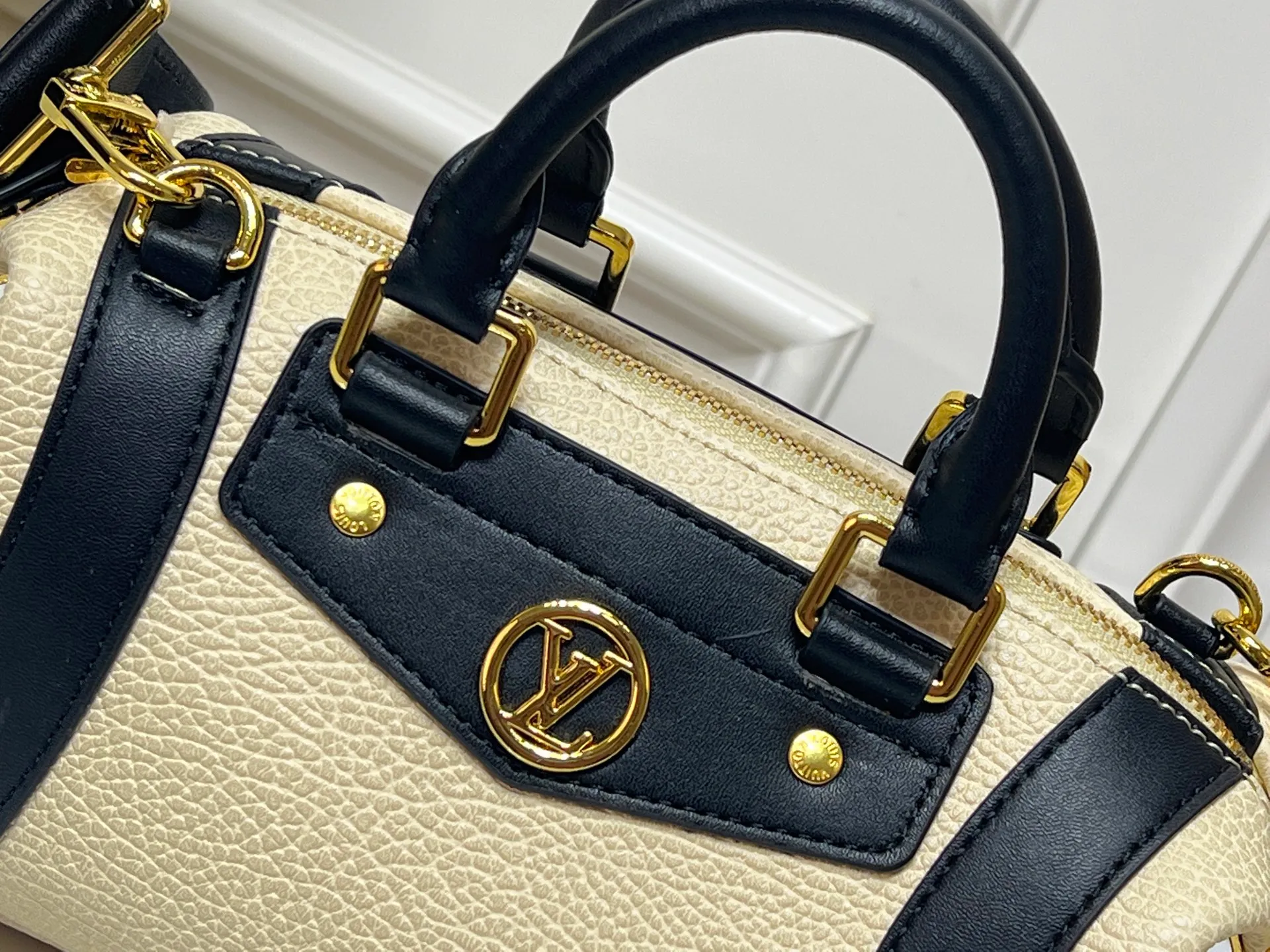 Batch 320💰[Exclusive real shot] Small size M25566 M14623 Full leather motorcycle bag M14702 M14700 NANO LV BIKER handbag This Nano LV Rider handbag is from the 2025 spring and summer series. It is made of pixelated grain sheep leather with smooth cow leather elements, and is decorated with LV Circle logo. The foldable configuration makes it easy to store in a suitcase, and the modern design adds a rock-n-roll edge to any look. Dimensions: 10 x 10 x 23 cm