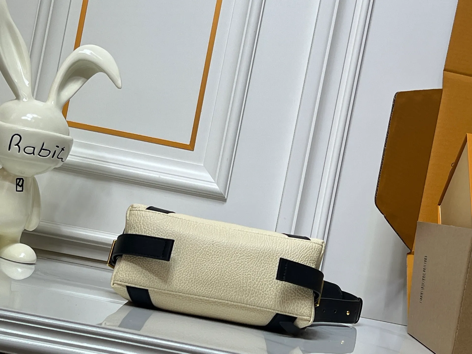 Batch 320💰[Exclusive real shot] Small size M25566 M14623 Full leather motorcycle bag M14702 M14700 NANO LV BIKER handbag This Nano LV Rider handbag is from the 2025 spring and summer series. It is made of pixelated grain sheep leather with smooth cow leather elements, and is decorated with LV Circle logo. The foldable configuration makes it easy to store in a suitcase, and the modern design adds a rock-n-roll edge to any look. Dimensions: 10 x 10 x 23 cm