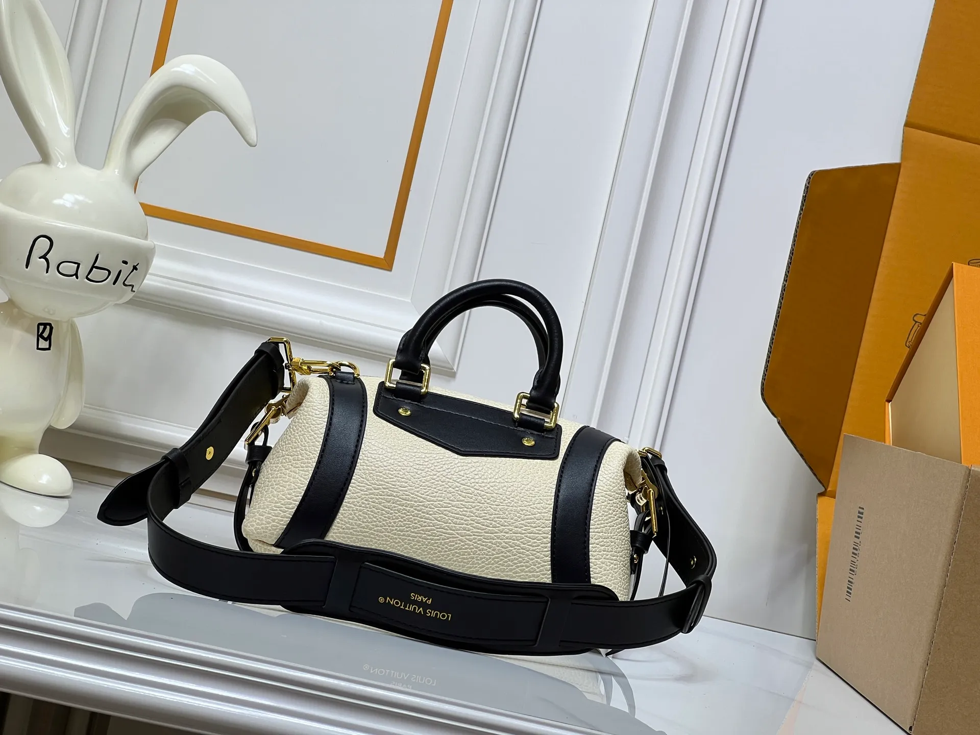 Batch 320💰[Exclusive real shot] Small size M25566 M14623 Full leather motorcycle bag M14702 M14700 NANO LV BIKER handbag This Nano LV Rider handbag is from the 2025 spring and summer series. It is made of pixelated grain sheep leather with smooth cow leather elements, and is decorated with LV Circle logo. The foldable configuration makes it easy to store in a suitcase, and the modern design adds a rock-n-roll edge to any look. Dimensions: 10 x 10 x 23 cm