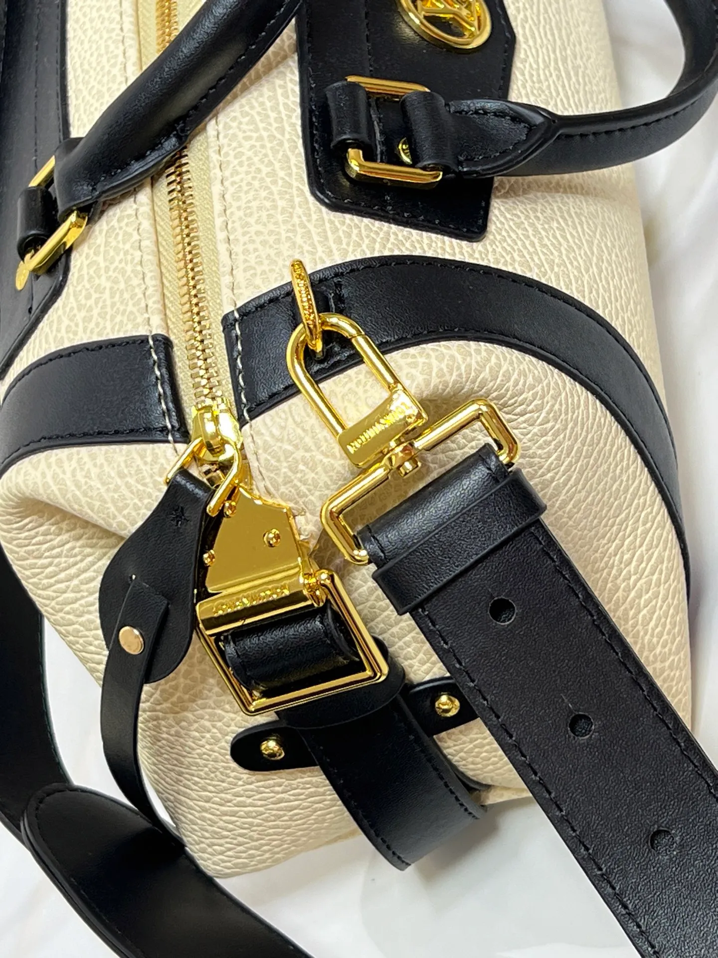 Batch 320💰[Exclusive real shot] Small size M25566 M14623 Full leather motorcycle bag M14702 M14700 NANO LV BIKER handbag This Nano LV Rider handbag is from the 2025 spring and summer series. It is made of pixelated grain sheep leather with smooth cow leather elements, and is decorated with LV Circle logo. The foldable configuration makes it easy to store in a suitcase, and the modern design adds a rock-n-roll edge to any look. Dimensions: 10 x 10 x 23 cm