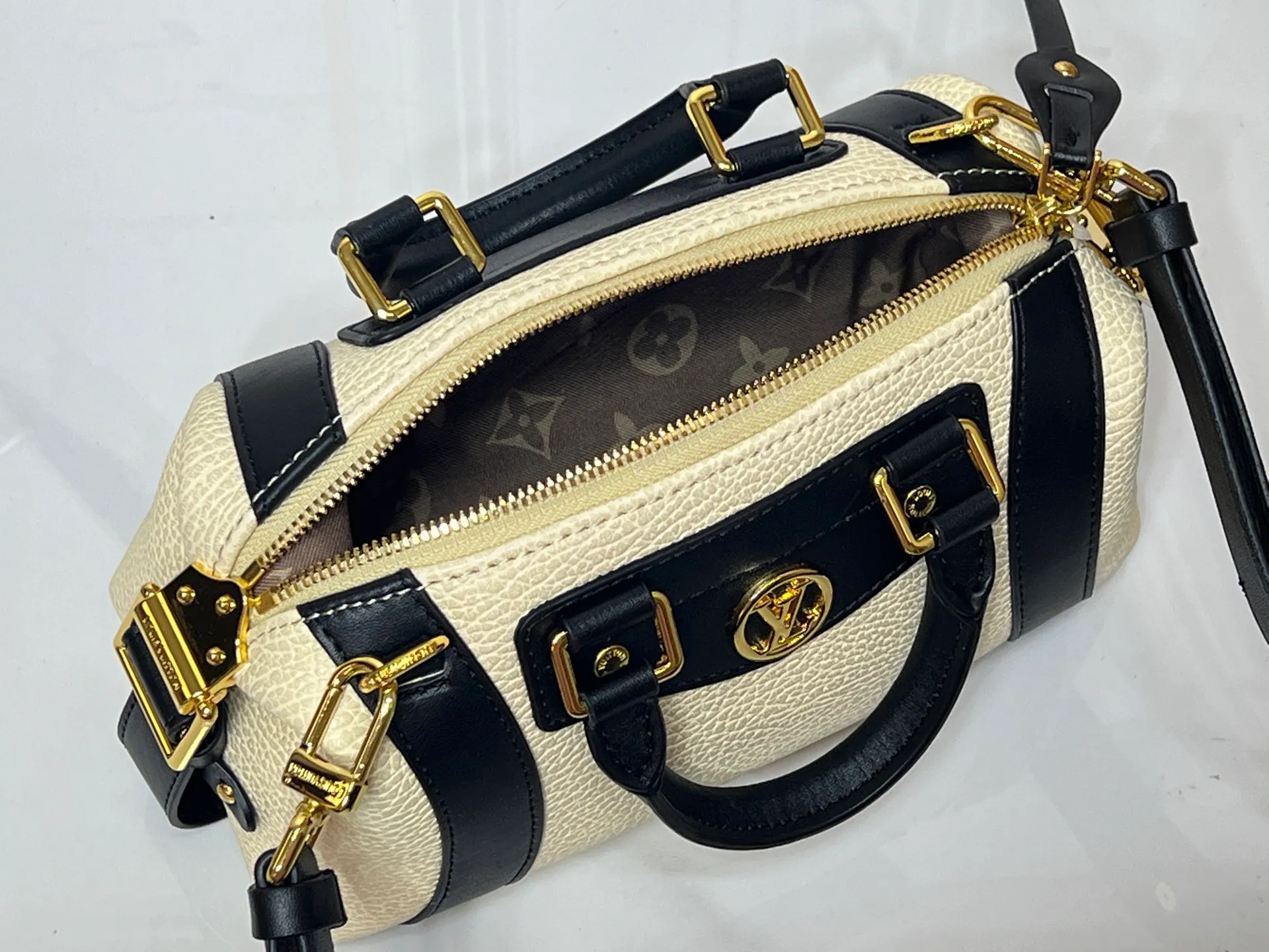 Batch 320💰[Exclusive real shot] Small size M25566 M14623 Full leather motorcycle bag M14702 M14700 NANO LV BIKER handbag This Nano LV Rider handbag is from the 2025 spring and summer series. It is made of pixelated grain sheep leather with smooth cow leather elements, and is decorated with LV Circle logo. The foldable configuration makes it easy to store in a suitcase, and the modern design adds a rock-n-roll edge to any look. Dimensions: 10 x 10 x 23 cm