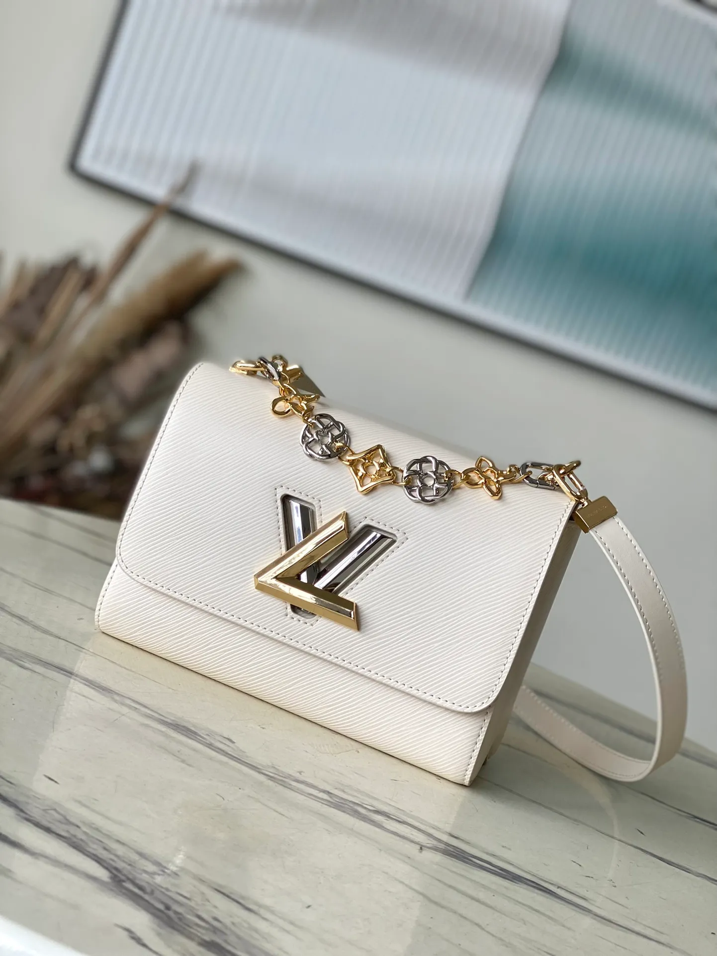 💰1160 (first-grain leather) top original order M22774 white water ripple Twist series TWIST medium handbag This Twist medium handbag exquisitely integrates the brand's iconic Monogram flower into the decorative chain, echoing the two-color lock, elegantly interpreting the Twisted Flowers theme of the season. One of the interior patch pockets has a removable mirror. Dimensions: 23 x 17 x 9.5 cm