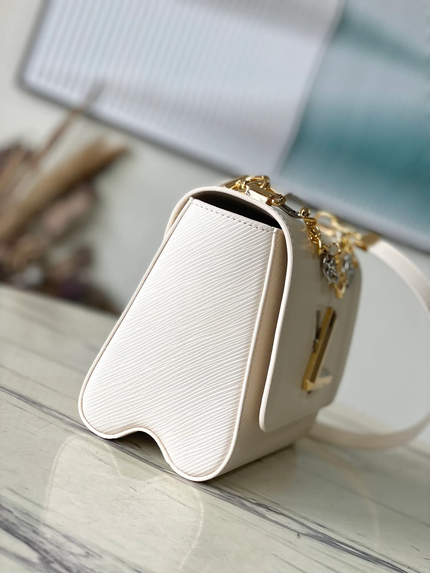 💰1160 (first-grain leather) top original order M22774 white water ripple Twist series TWIST medium handbag This Twist medium handbag exquisitely integrates the brand's iconic Monogram flower into the decorative chain, echoing the two-color lock, elegantly interpreting the Twisted Flowers theme of the season. One of the interior patch pockets has a removable mirror. Dimensions: 23 x 17 x 9.5 cm