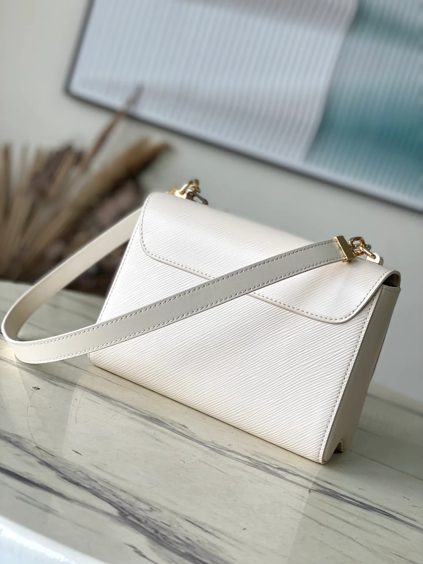 💰1160 (first-grain leather) top original order M22774 white water ripple Twist series TWIST medium handbag This Twist medium handbag exquisitely integrates the brand's iconic Monogram flower into the decorative chain, echoing the two-color lock, elegantly interpreting the Twisted Flowers theme of the season. One of the interior patch pockets has a removable mirror. Dimensions: 23 x 17 x 9.5 cm