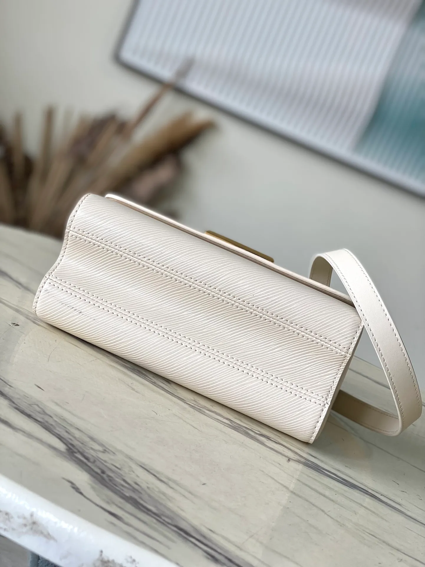 💰1160 (first-grain leather) top original order M22774 white water ripple Twist series TWIST medium handbag This Twist medium handbag exquisitely integrates the brand's iconic Monogram flower into the decorative chain, echoing the two-color lock, elegantly interpreting the Twisted Flowers theme of the season. One of the interior patch pockets has a removable mirror. Dimensions: 23 x 17 x 9.5 cm
