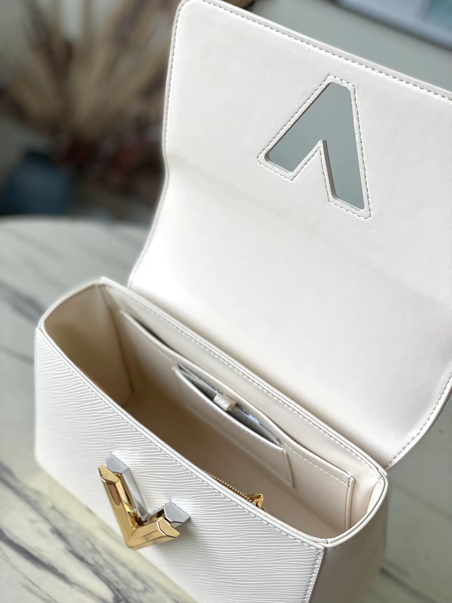 💰1160 (first-grain leather) top original order M22774 white water ripple Twist series TWIST medium handbag This Twist medium handbag exquisitely integrates the brand's iconic Monogram flower into the decorative chain, echoing the two-color lock, elegantly interpreting the Twisted Flowers theme of the season. One of the interior patch pockets has a removable mirror. Dimensions: 23 x 17 x 9.5 cm