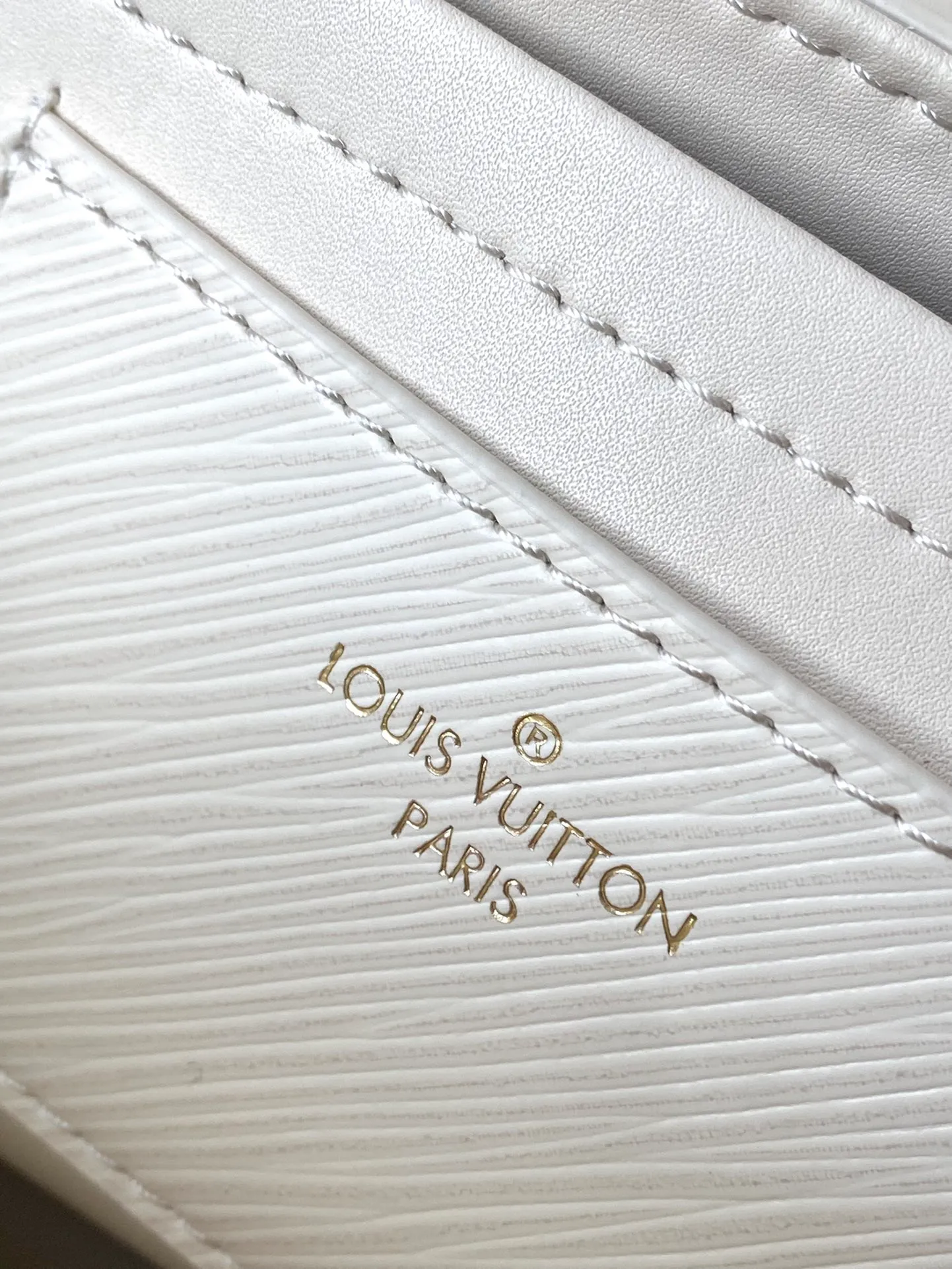 💰1160 (first-grain leather) top original order M22774 white water ripple Twist series TWIST medium handbag This Twist medium handbag exquisitely integrates the brand's iconic Monogram flower into the decorative chain, echoing the two-color lock, elegantly interpreting the Twisted Flowers theme of the season. One of the interior patch pockets has a removable mirror. Dimensions: 23 x 17 x 9.5 cm