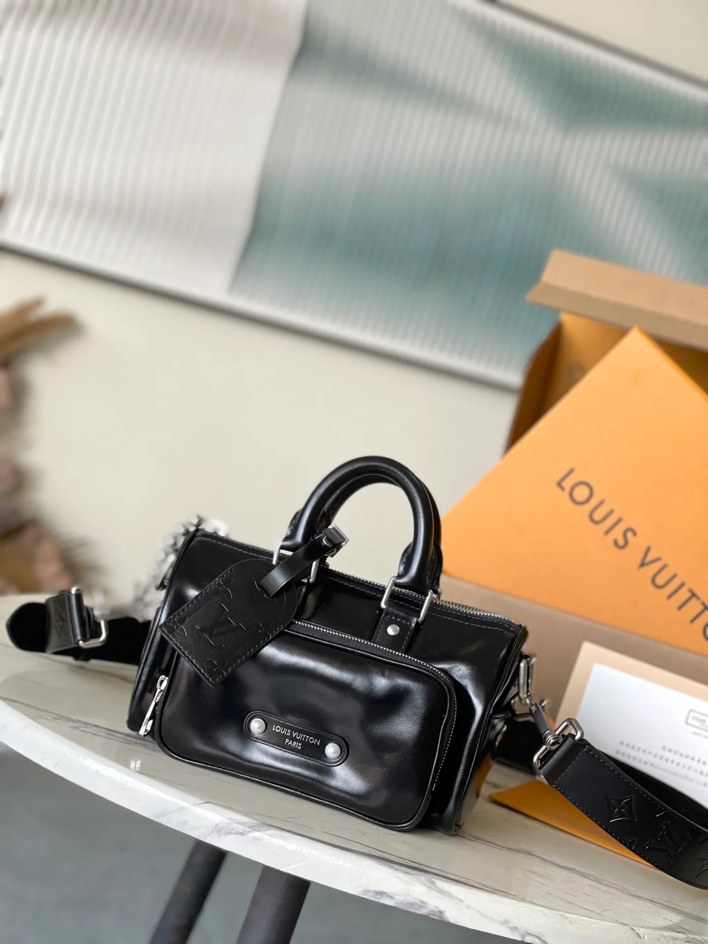 💰1180 (top layer leather) top original order M13988 This Keepal Cargo Bandouliere 25 handbag is made of shiny cow leather and conveys Pharrel Wiliams’ Dandy aesthetics with an elegant and inner urban design. The Louis Vuitton Paris patch is cleverly fixed to the body of the bag through beaded rivets, and the zipper puller of the main compartment is decorated with LV letters. Dimensions: 25 × 15 × 11 cm