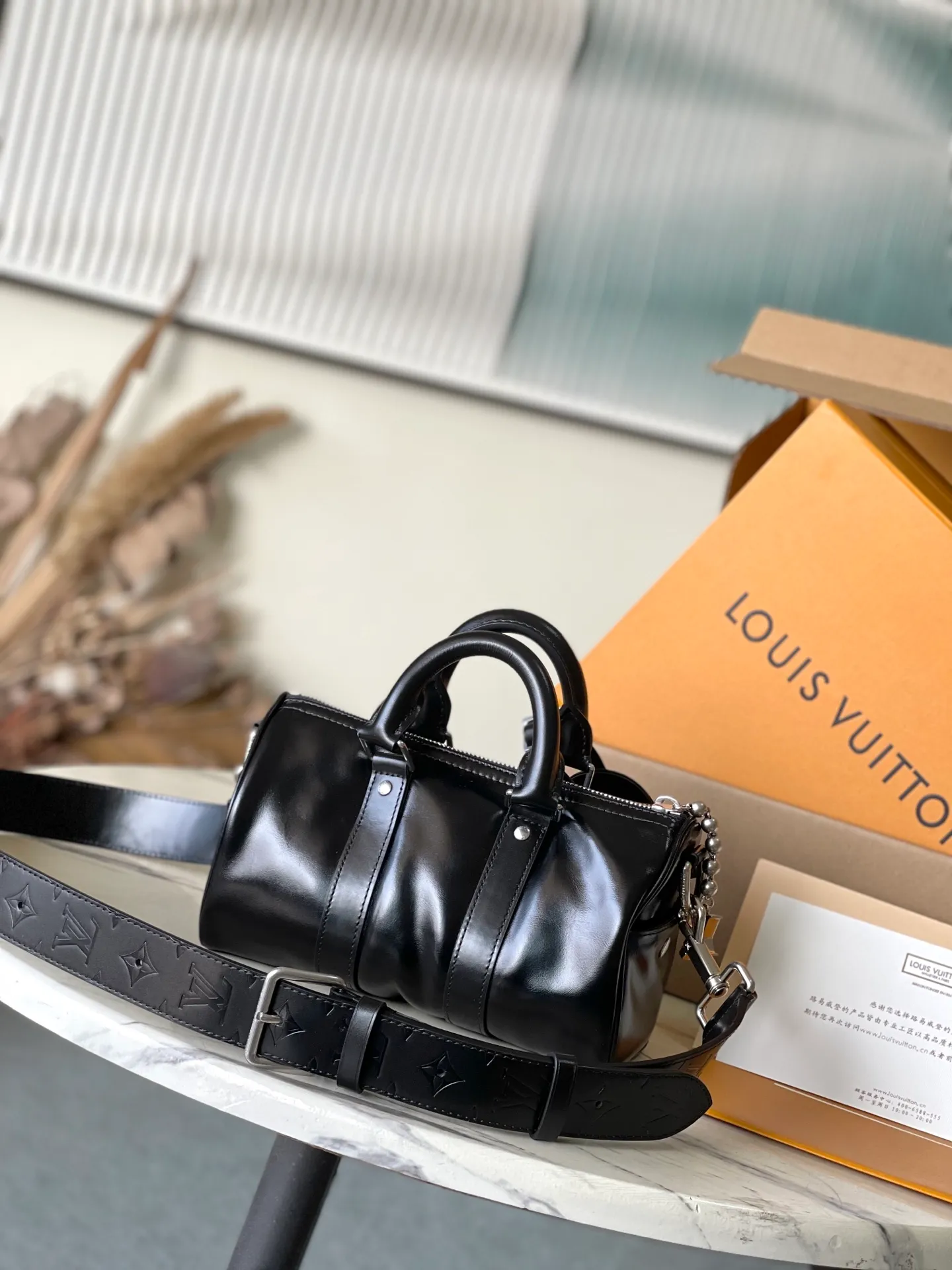 💰1180 (top layer leather) top original order M13988 This Keepal Cargo Bandouliere 25 handbag is made of shiny cow leather and conveys Pharrel Wiliams’ Dandy aesthetics with an elegant and inner urban design. The Louis Vuitton Paris patch is cleverly fixed to the body of the bag through beaded rivets, and the zipper puller of the main compartment is decorated with LV letters. Dimensions: 25 × 15 × 11 cm