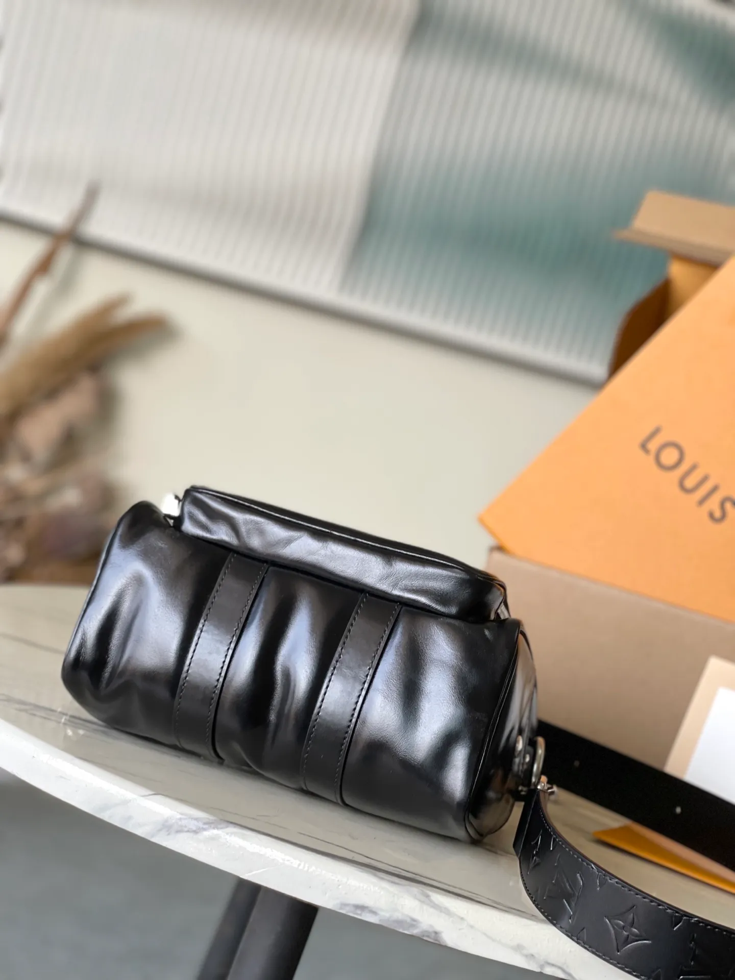 💰1180 (top layer leather) top original order M13988 This Keepal Cargo Bandouliere 25 handbag is made of shiny cow leather and conveys Pharrel Wiliams’ Dandy aesthetics with an elegant and inner urban design. The Louis Vuitton Paris patch is cleverly fixed to the body of the bag through beaded rivets, and the zipper puller of the main compartment is decorated with LV letters. Dimensions: 25 × 15 × 11 cm
