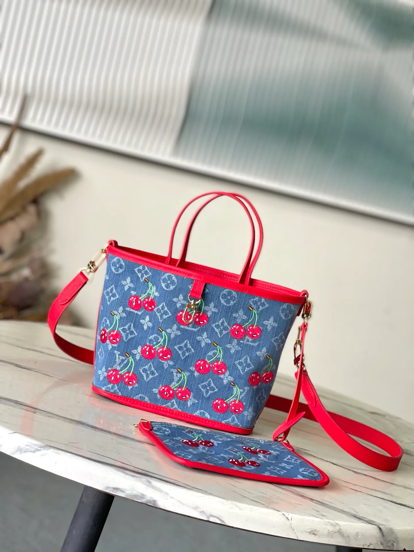 💰1180 Top Original Order M14997 This Neverfull Inside Out BB handbag comes from the Louis Vuitton Cherry embroidery pays homage to the Japanese artist's distinctive style, and a removable denim zip pocket completes the design. Dimensions: 26.5 × 16.5 × 11 cm