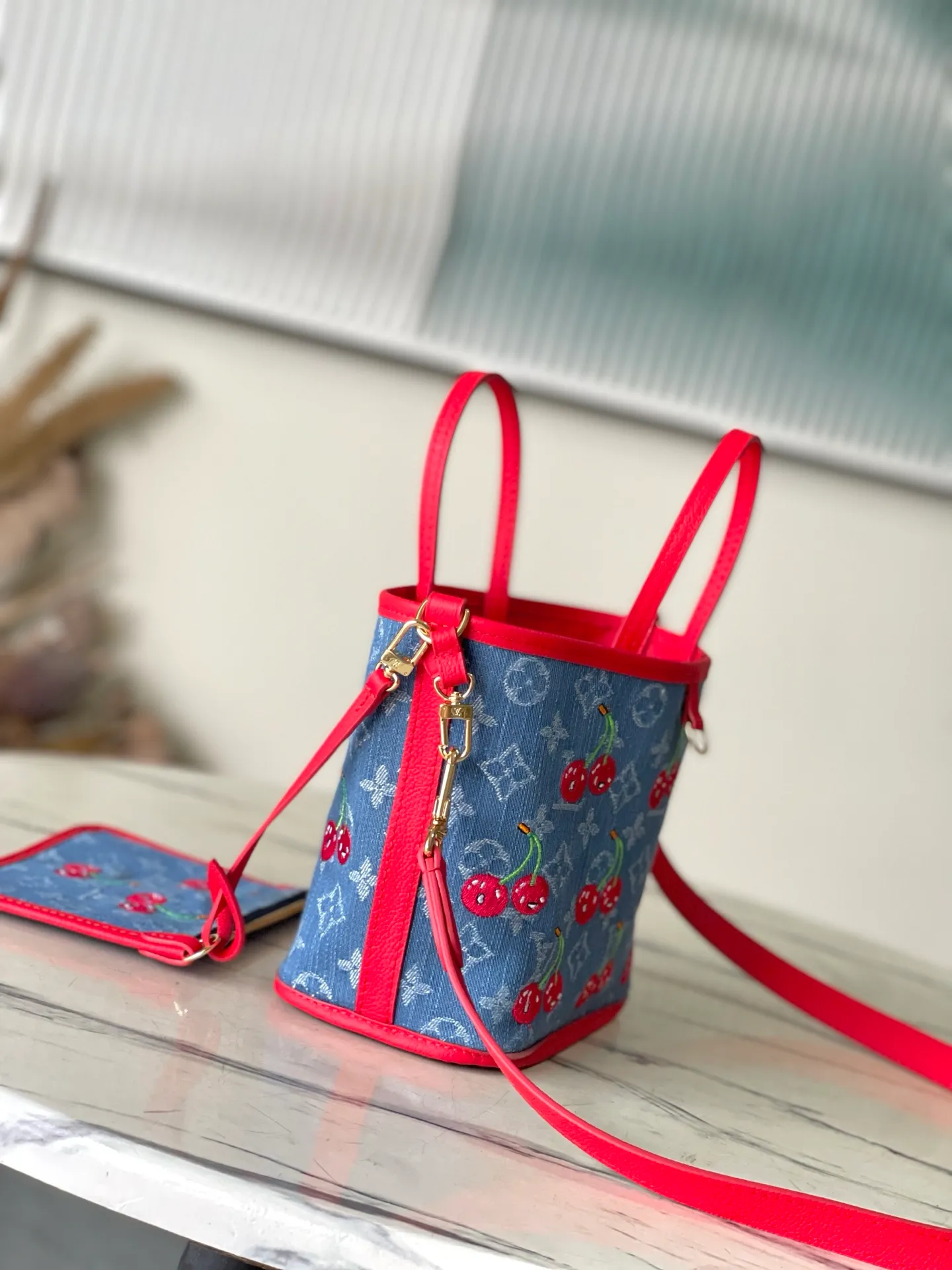 💰1180 Top Original Order M14997 This Neverfull Inside Out BB handbag comes from the Louis Vuitton Cherry embroidery pays homage to the Japanese artist's distinctive style, and a removable denim zip pocket completes the design. Dimensions: 26.5 × 16.5 × 11 cm