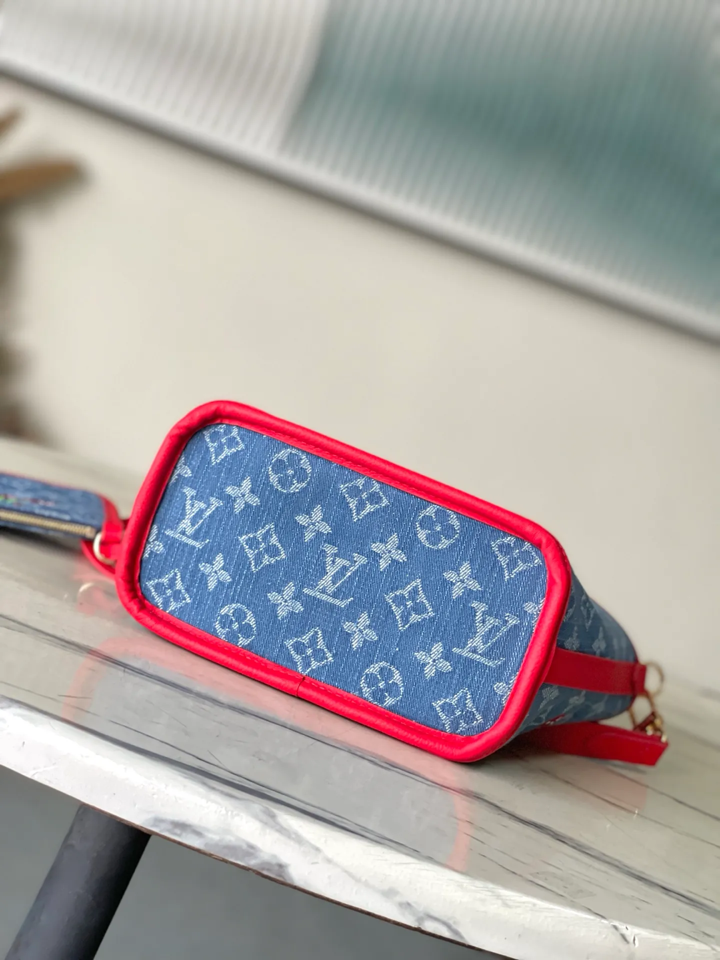 💰1180 Top Original Order M14997 This Neverfull Inside Out BB handbag comes from the Louis Vuitton Cherry embroidery pays homage to the Japanese artist's distinctive style, and a removable denim zip pocket completes the design. Dimensions: 26.5 × 16.5 × 11 cm