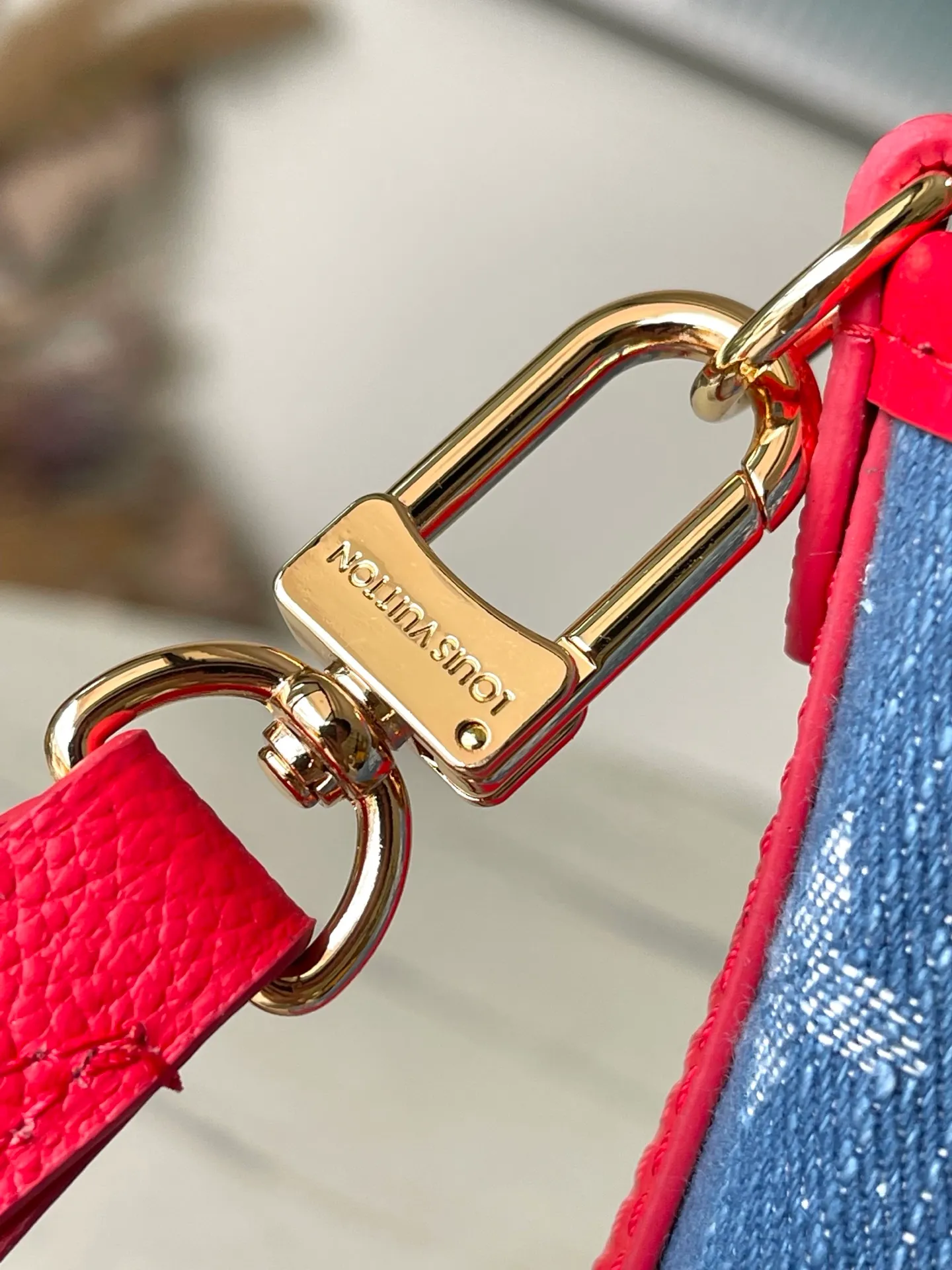 💰1180 Top Original Order M14997 This Neverfull Inside Out BB handbag comes from the Louis Vuitton Cherry embroidery pays homage to the Japanese artist's distinctive style, and a removable denim zip pocket completes the design. Dimensions: 26.5 × 16.5 × 11 cm