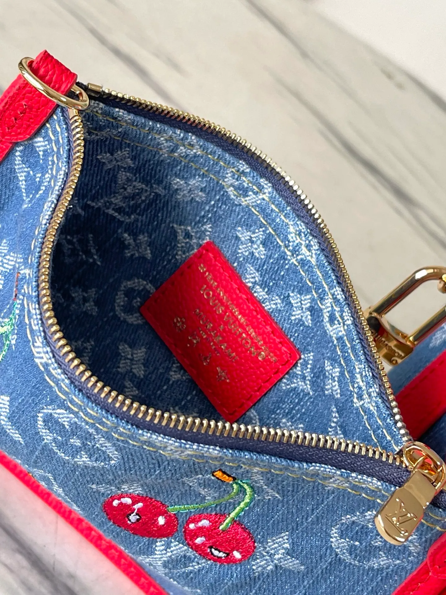 💰1180 Top Original Order M14997 This Neverfull Inside Out BB handbag comes from the Louis Vuitton Cherry embroidery pays homage to the Japanese artist's distinctive style, and a removable denim zip pocket completes the design. Dimensions: 26.5 × 16.5 × 11 cm