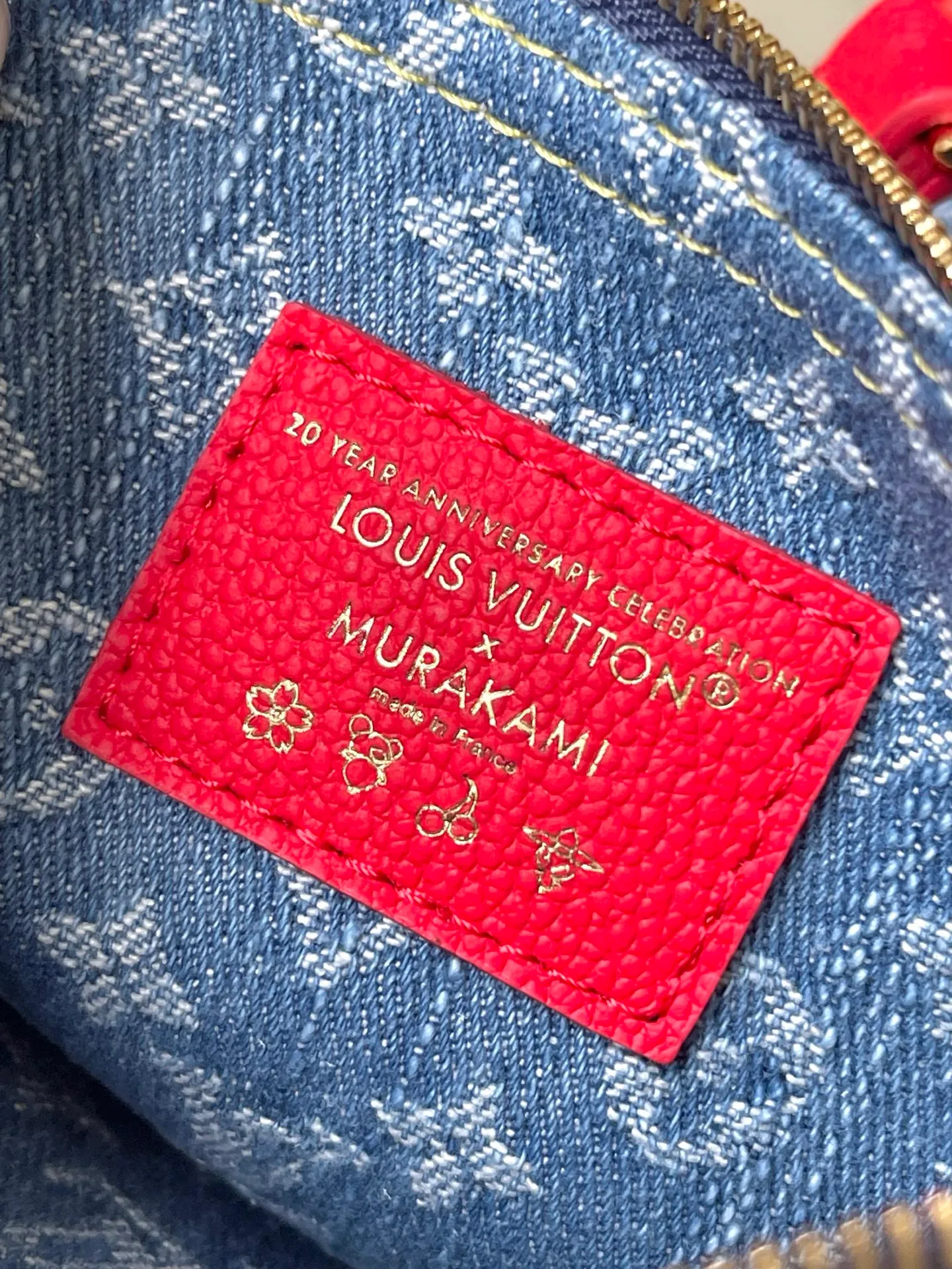 💰1180 Top Original Order M14997 This Neverfull Inside Out BB handbag comes from the Louis Vuitton Cherry embroidery pays homage to the Japanese artist's distinctive style, and a removable denim zip pocket completes the design. Dimensions: 26.5 × 16.5 × 11 cm