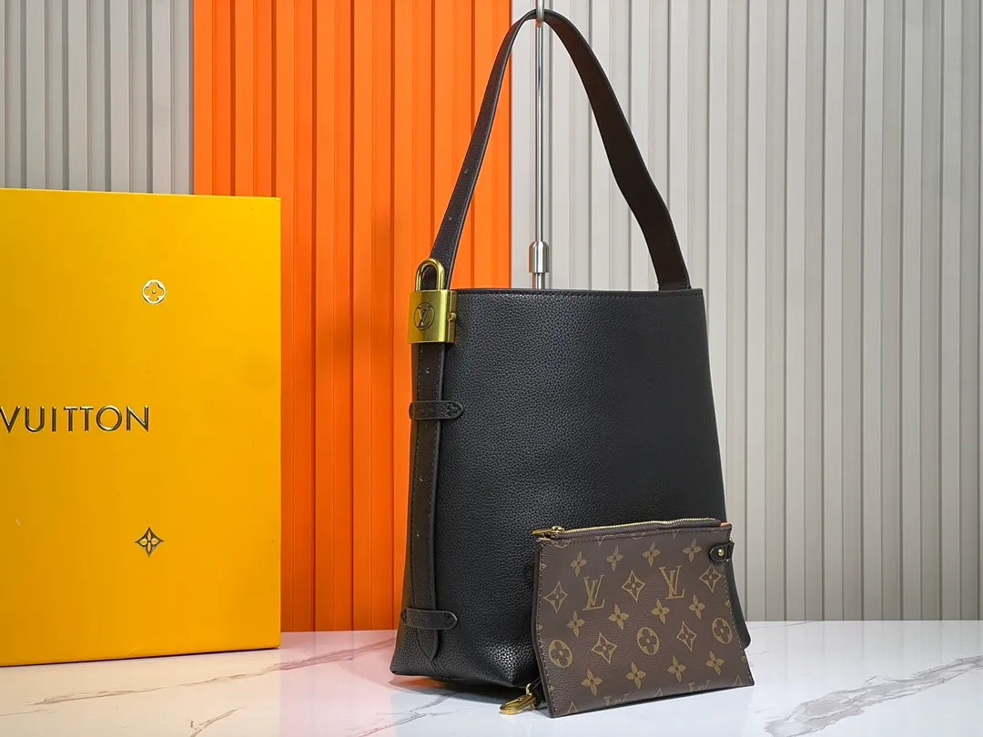 Batch 300💰 Upgraded original (imitation original) M24974 M24856 M25022 M25352 M25353 M25354 This small Low Key Hobo handbag is made of smooth cow leather with suede cow leather lining. It can accommodate short wallets, large smartphones, keys and other small items. The shoulder strap is adjustable with a padlock buckle, and a removable Monogram canvas zippered interior pocket keeps it organized. Dimensions: 24.0 x 28.0 x 16.0 cm (length x height x width)