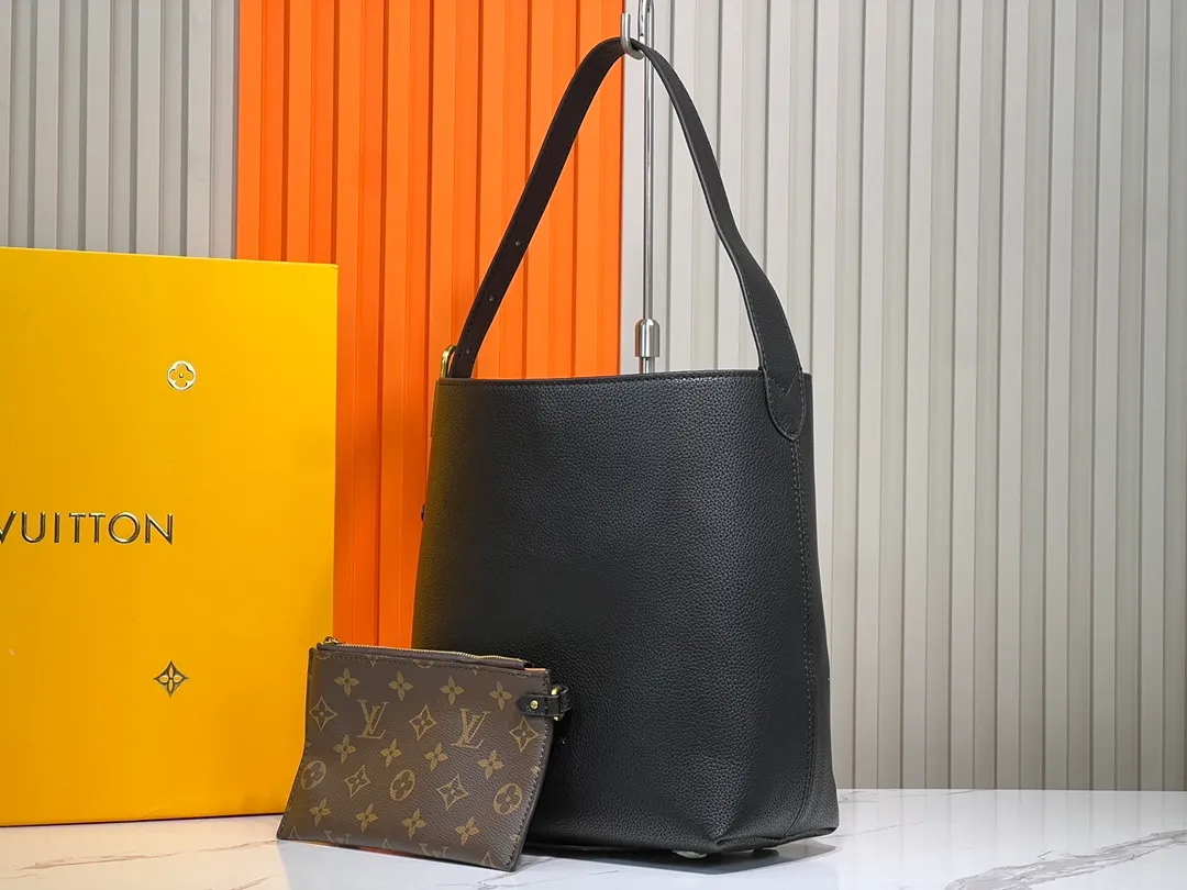 Batch 300💰 Upgraded original (imitation original) M24974 M24856 M25022 M25352 M25353 M25354 This small Low Key Hobo handbag is made of smooth cow leather with suede cow leather lining. It can accommodate short wallets, large smartphones, keys and other small items. The shoulder strap is adjustable with a padlock buckle, and a removable Monogram canvas zippered interior pocket keeps it organized. Dimensions: 24.0 x 28.0 x 16.0 cm (length x height x width)