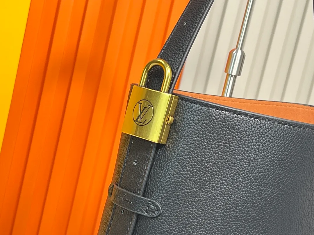Batch 300💰 Upgraded original (imitation original) M24974 M24856 M25022 M25352 M25353 M25354 This small Low Key Hobo handbag is made of smooth cow leather with suede cow leather lining. It can accommodate short wallets, large smartphones, keys and other small items. The shoulder strap is adjustable with a padlock buckle, and a removable Monogram canvas zippered interior pocket keeps it organized. Dimensions: 24.0 x 28.0 x 16.0 cm (length x height x width)