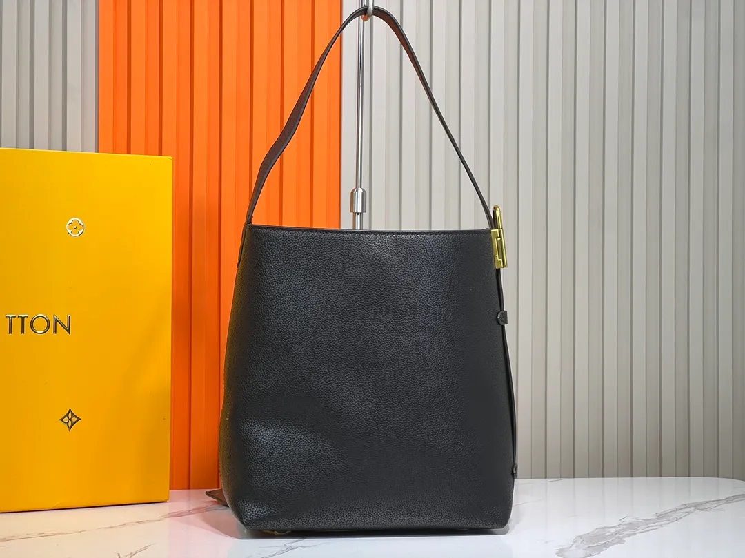 Batch 300💰 Upgraded original (imitation original) M24974 M24856 M25022 M25352 M25353 M25354 This small Low Key Hobo handbag is made of smooth cow leather with suede cow leather lining. It can accommodate short wallets, large smartphones, keys and other small items. The shoulder strap is adjustable with a padlock buckle, and a removable Monogram canvas zippered interior pocket keeps it organized. Dimensions: 24.0 x 28.0 x 16.0 cm (length x height x width)